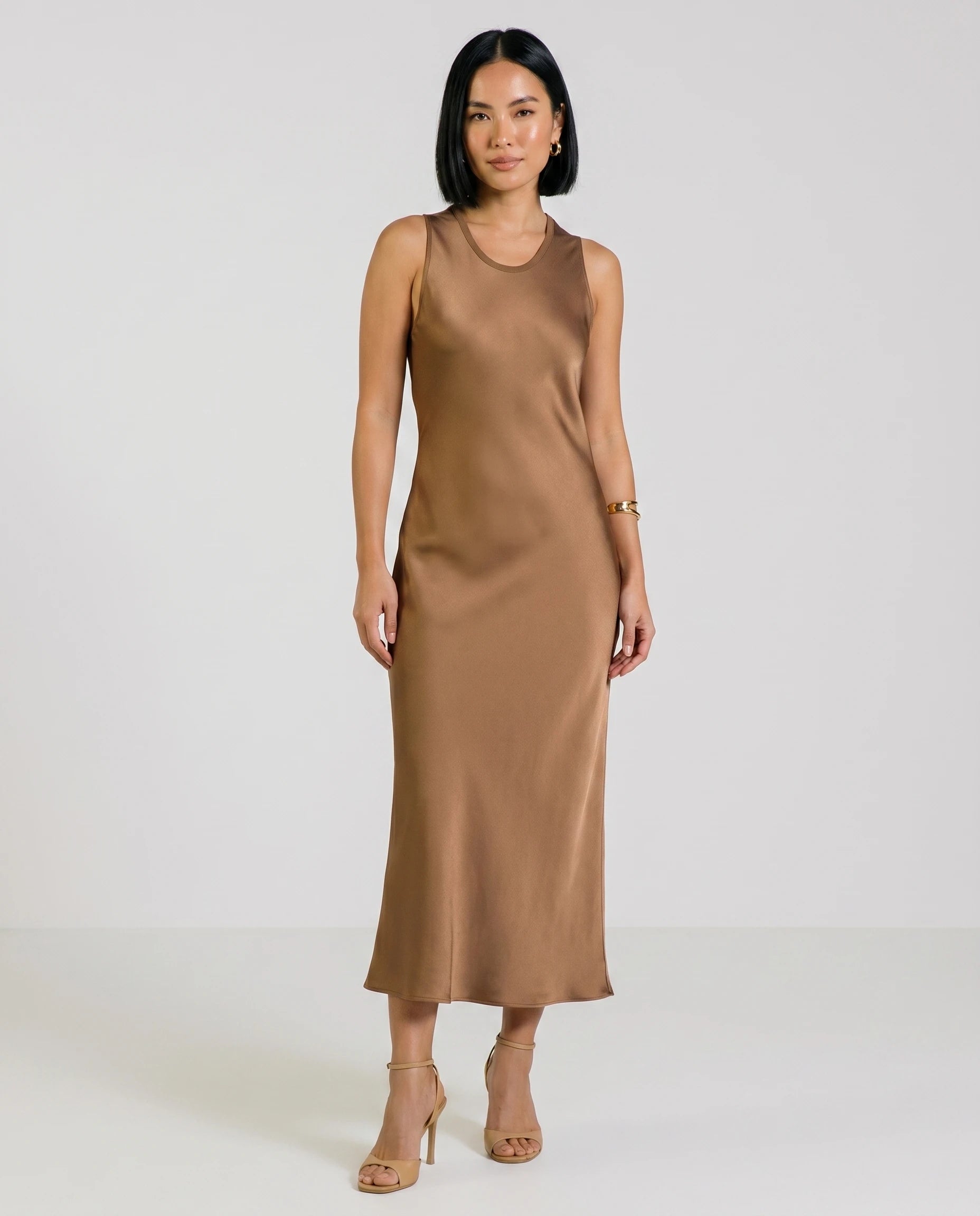 Robe longue effet satin fluide Olympe coloris Marron clair, plein pied 3/4 face