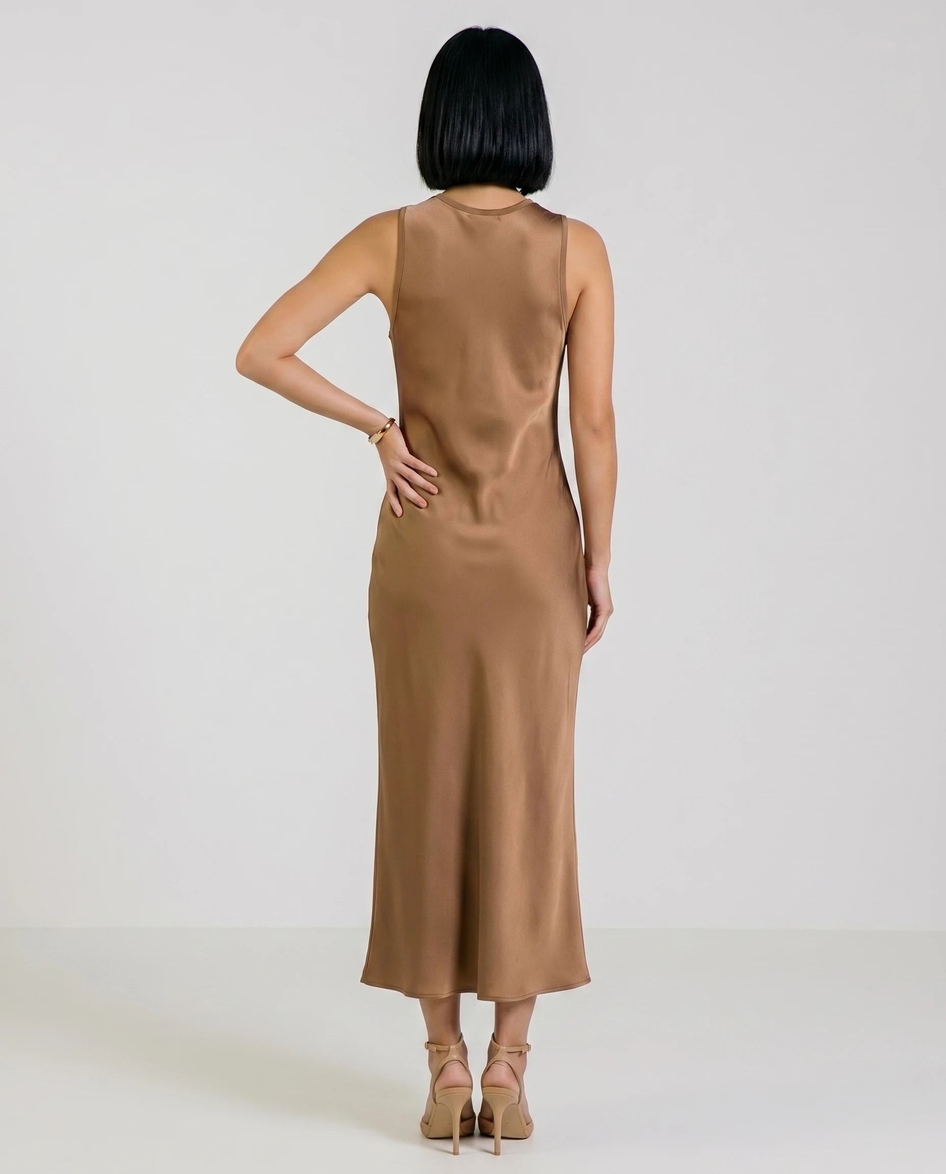 Robe longue effet satin fluide Olympe coloris Marron clair, plein pied dos fermé