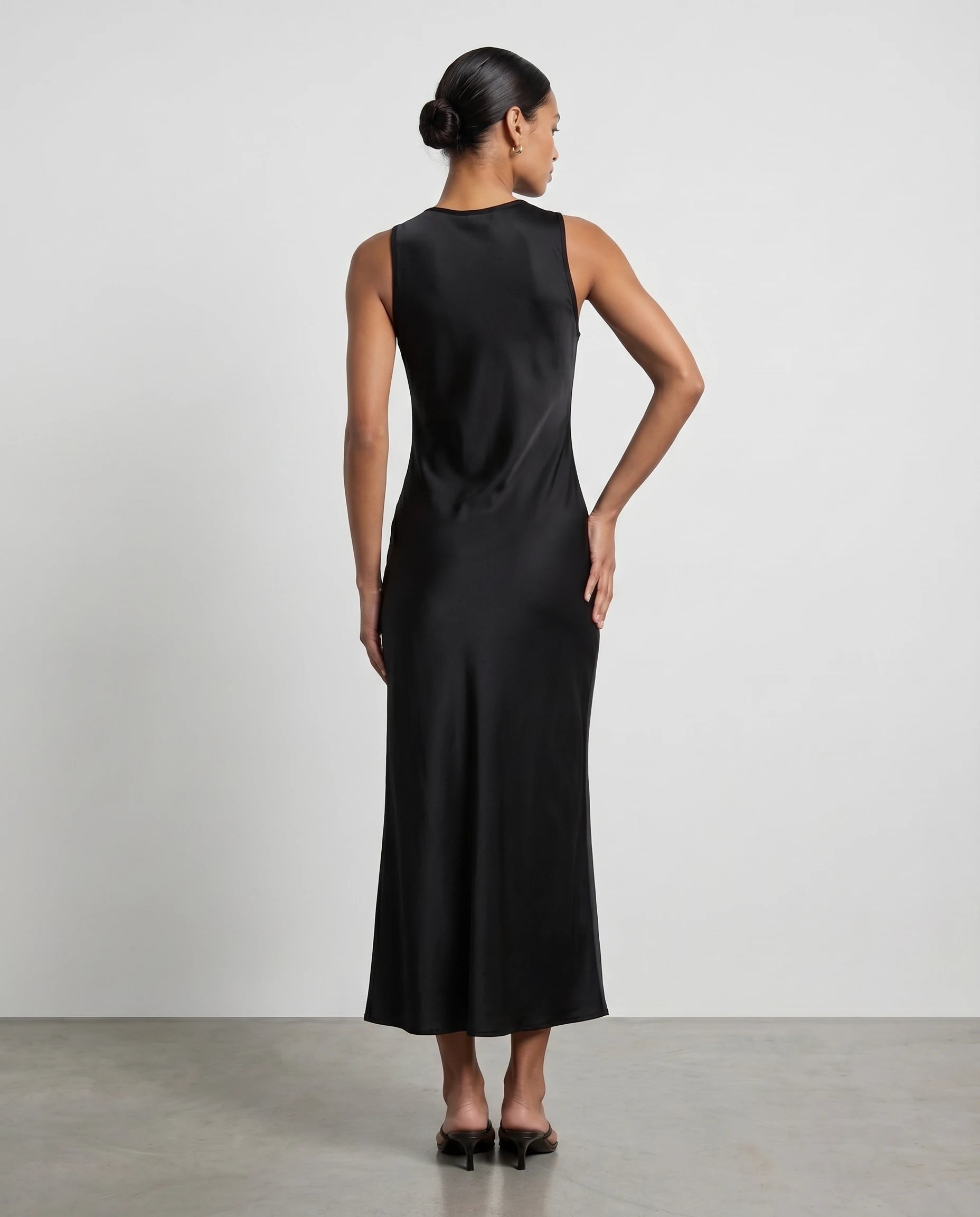 Robe longue effet satin fluide Olympe coloris Noir, plein pied dos fermé