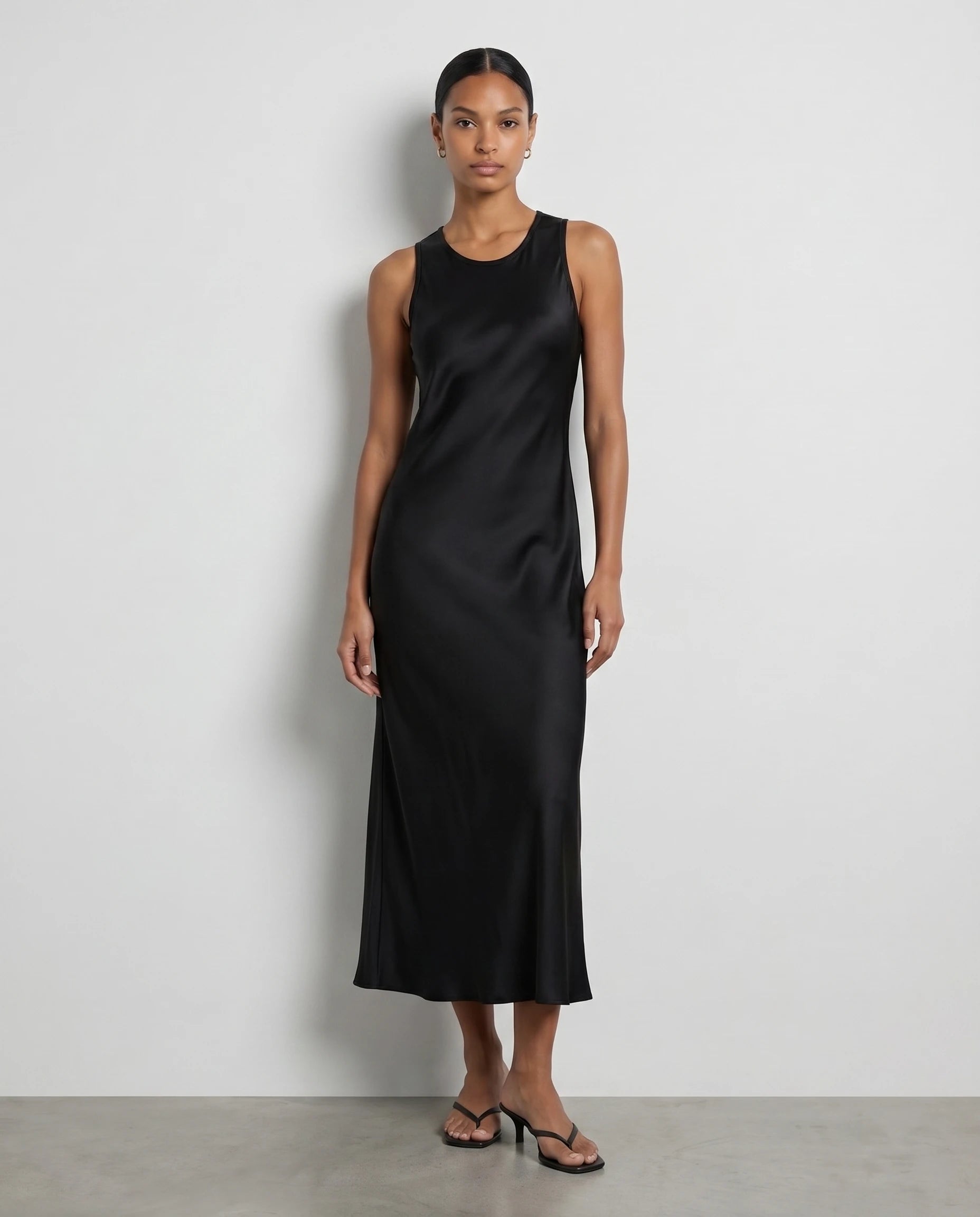 Robe longue effet satin fluide Olympe coloris Noir, plein pied face contre mur