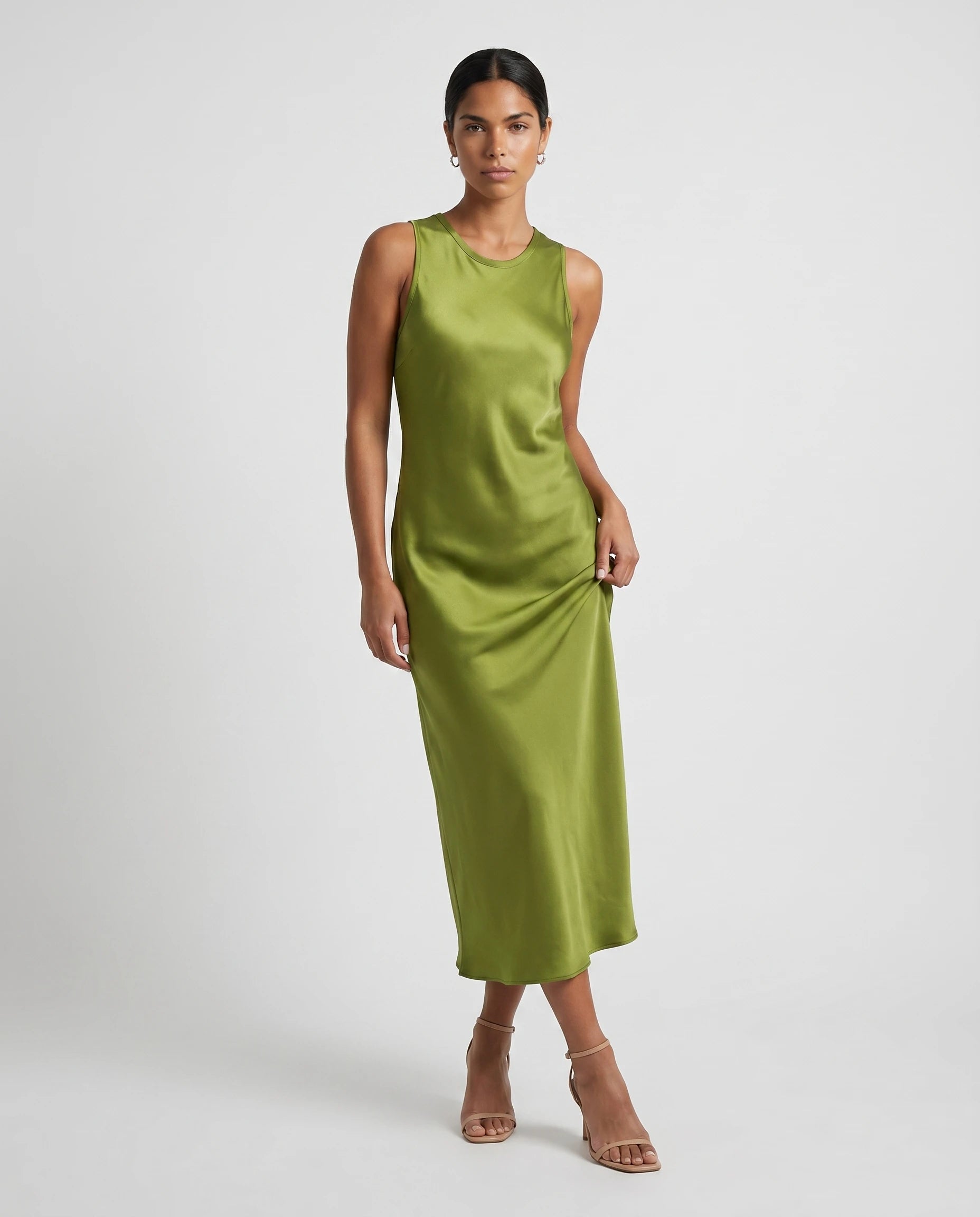 Robe longue effet satin fluide Olympe coloris Vert olive, plein pied 3/4 face