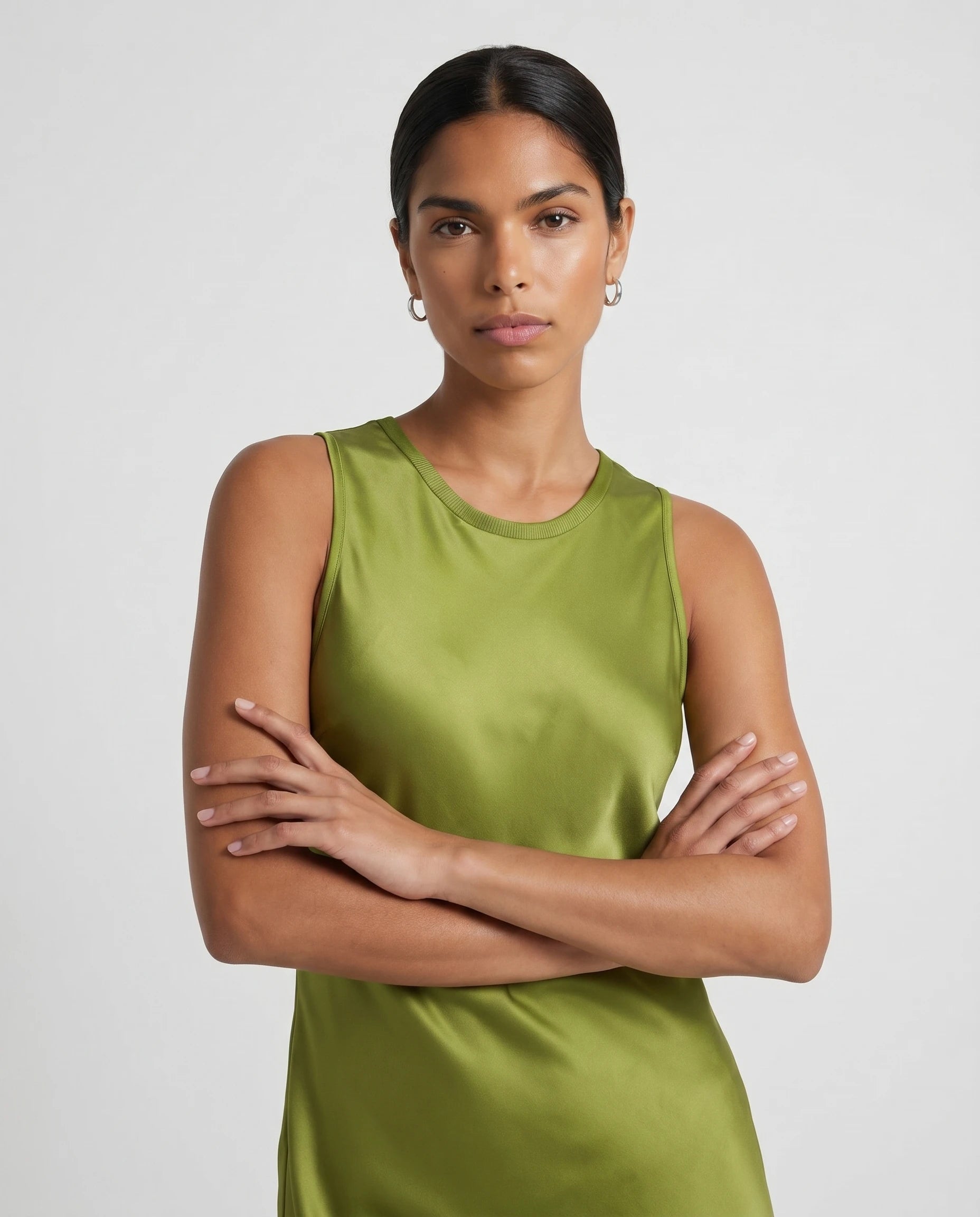Robe longue effet satin fluide Olympe coloris Vert olive, portrait bras croisés