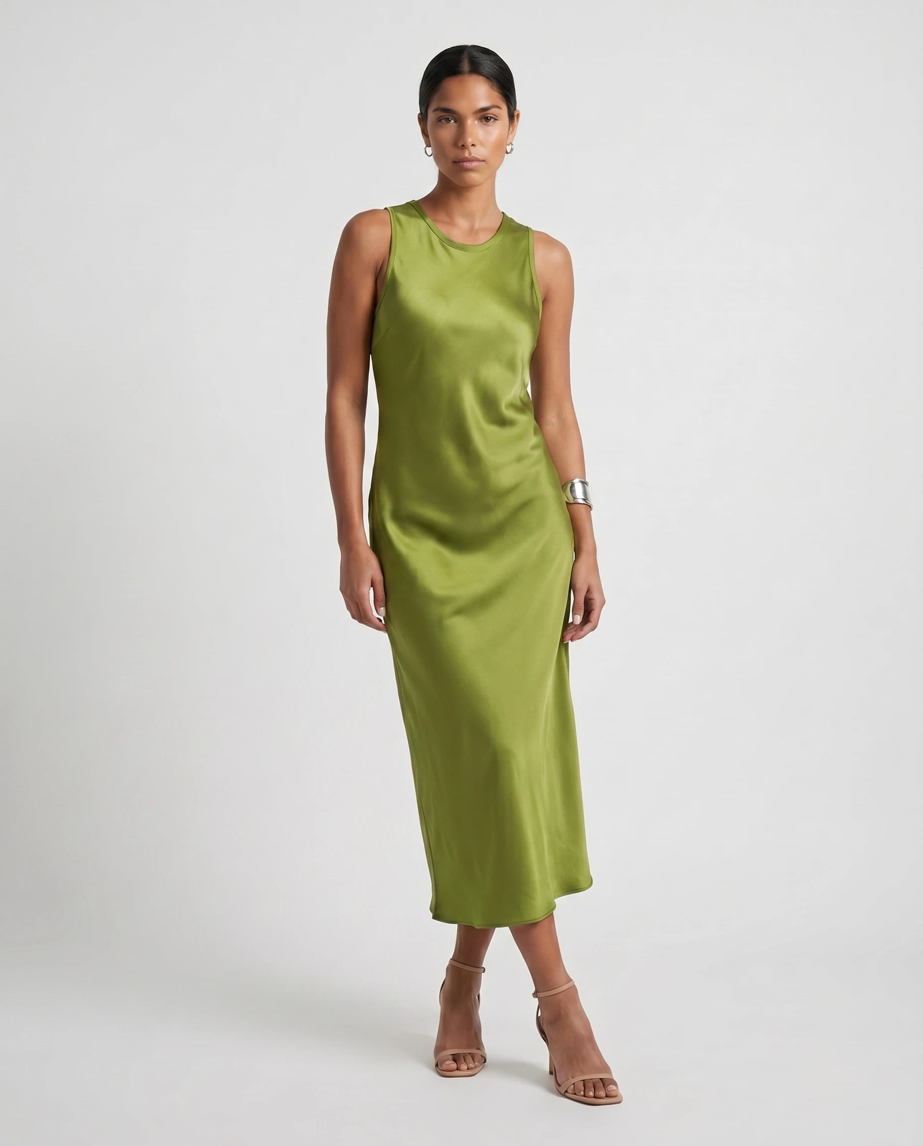 Robe longue effet satin fluide Olympe coloris Vert olive, plein pied face contrapposto