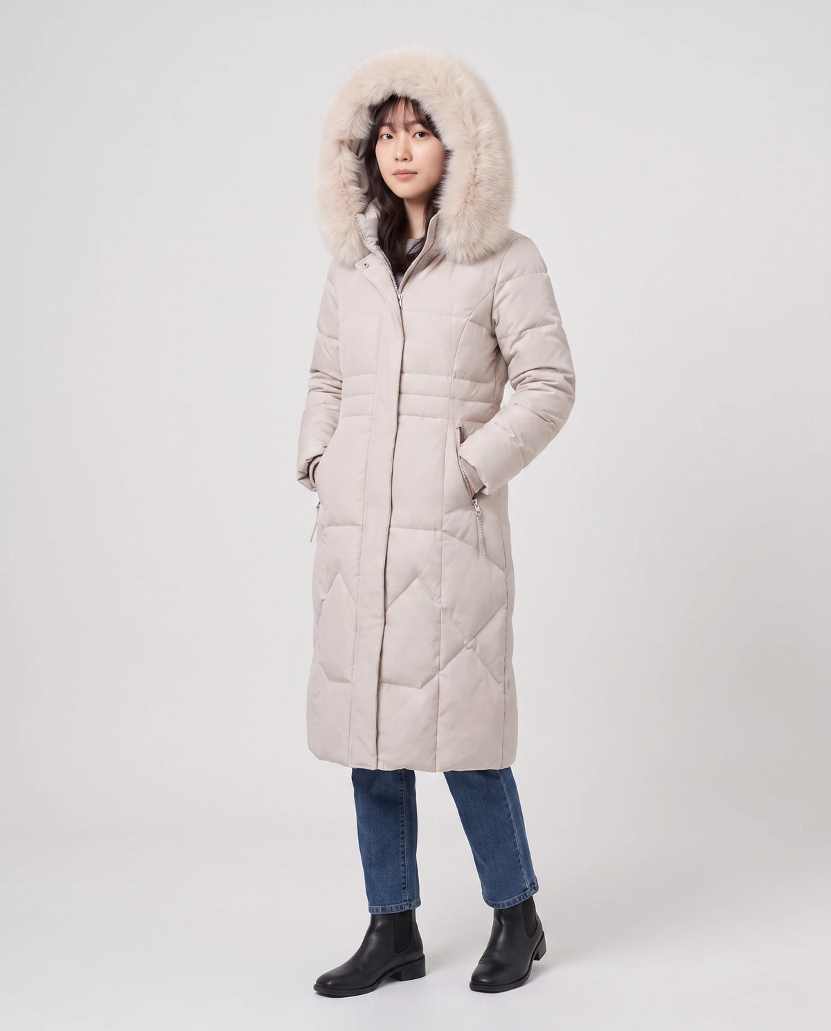 Lange taillierte Parka mit Kunstfellkapuze Noa in Beige, Dreiviertelansicht, Kunstfellkapuze aufgesetzt