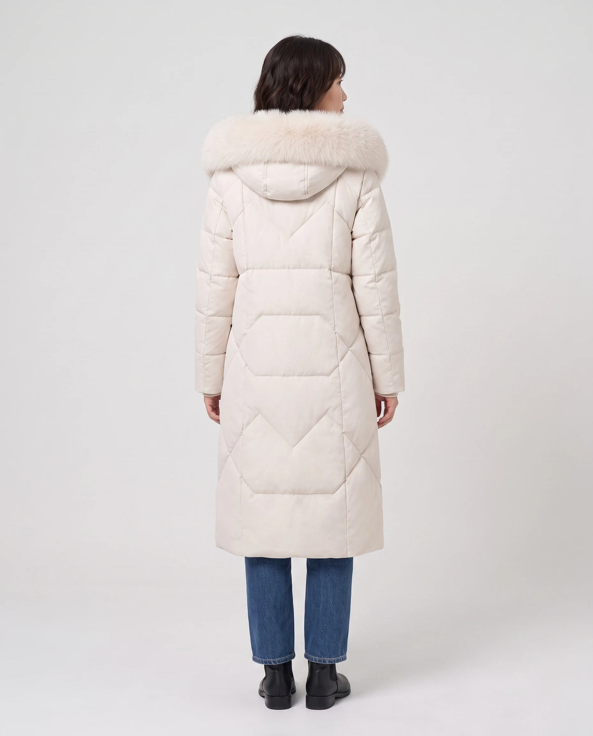 Lange taillierte Parka mit Kunstfellkapuze Noa in Ecru, Rückansicht, Kapuze auf dem Rücken