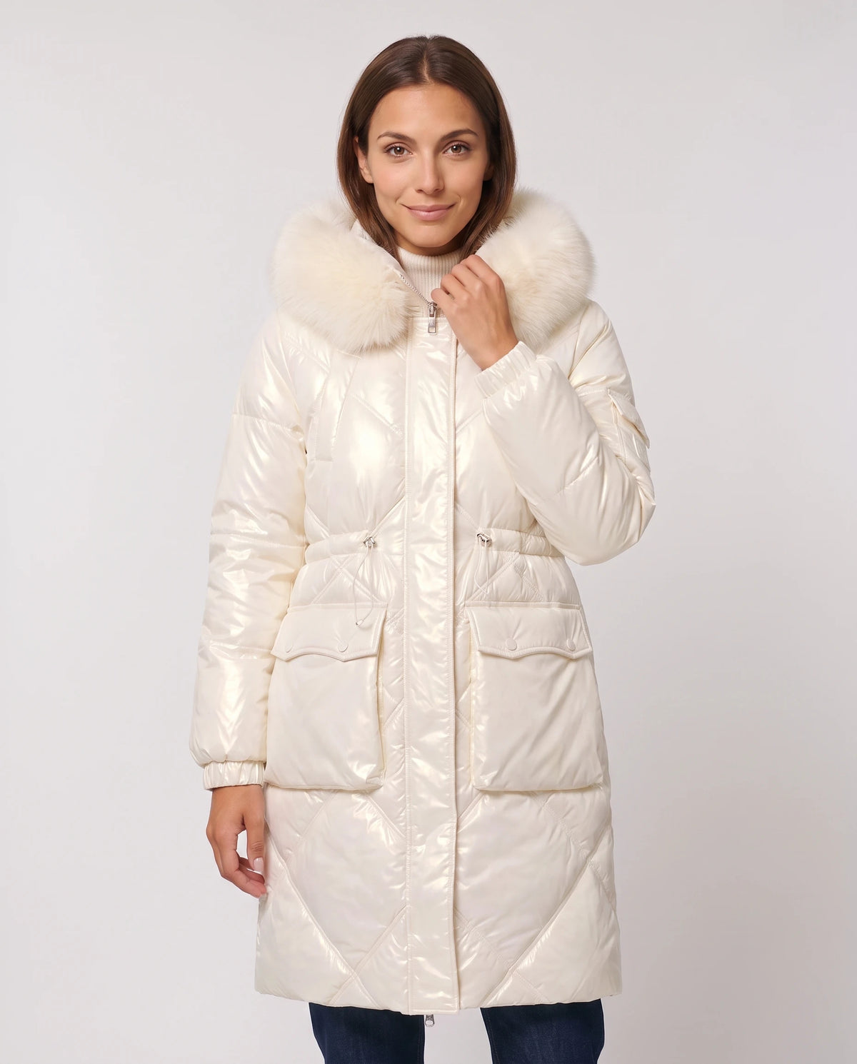 Parka mi-longue brillante à capuche fausse fourrure Vanessa en Blanc Cassé, plan rapproché de face, zippée, capuche baissée