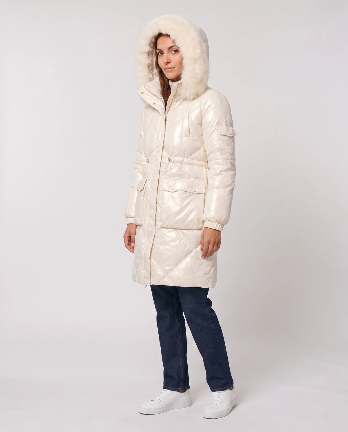 Parka mi-longue brillante à capuche fausse fourrure Vanessa en Blanc Cassé, vue de trois quarts, capuche fausse fourrure relevée