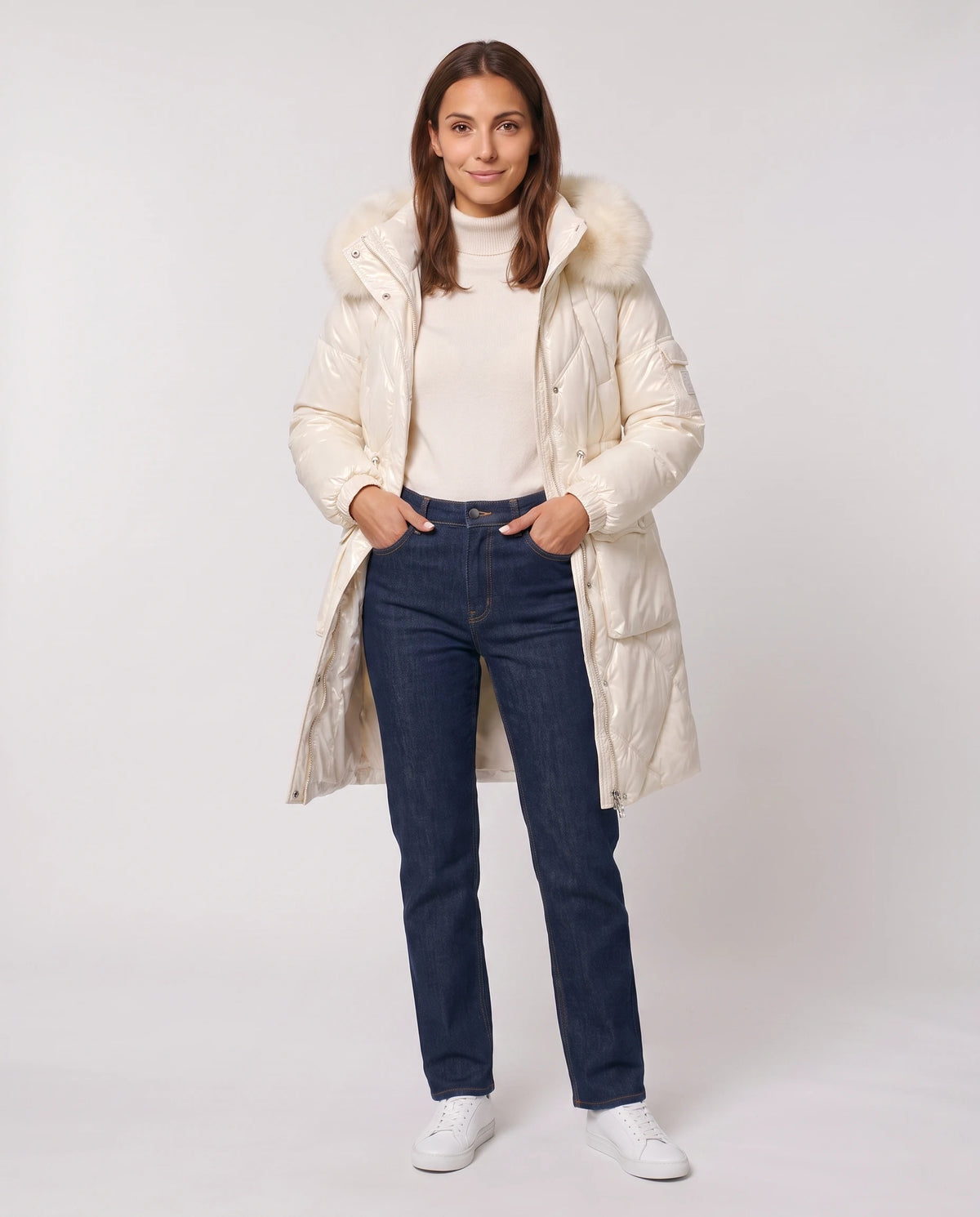 Parka mi-longue brillante à capuche fausse fourrure Vanessa en Blanc Cassé, portée ouverte sur un col roulé écru