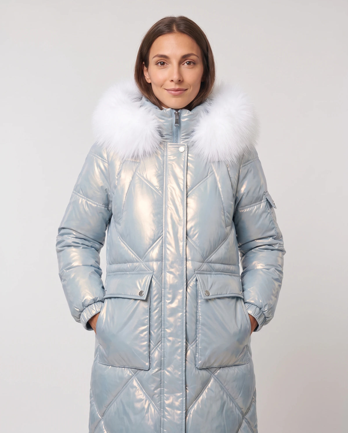 Parka mi-longue brillante à capuche fausse fourrure Vanessa en Bleu Ciel, plan rapproché de face, zippée, capuche baissée