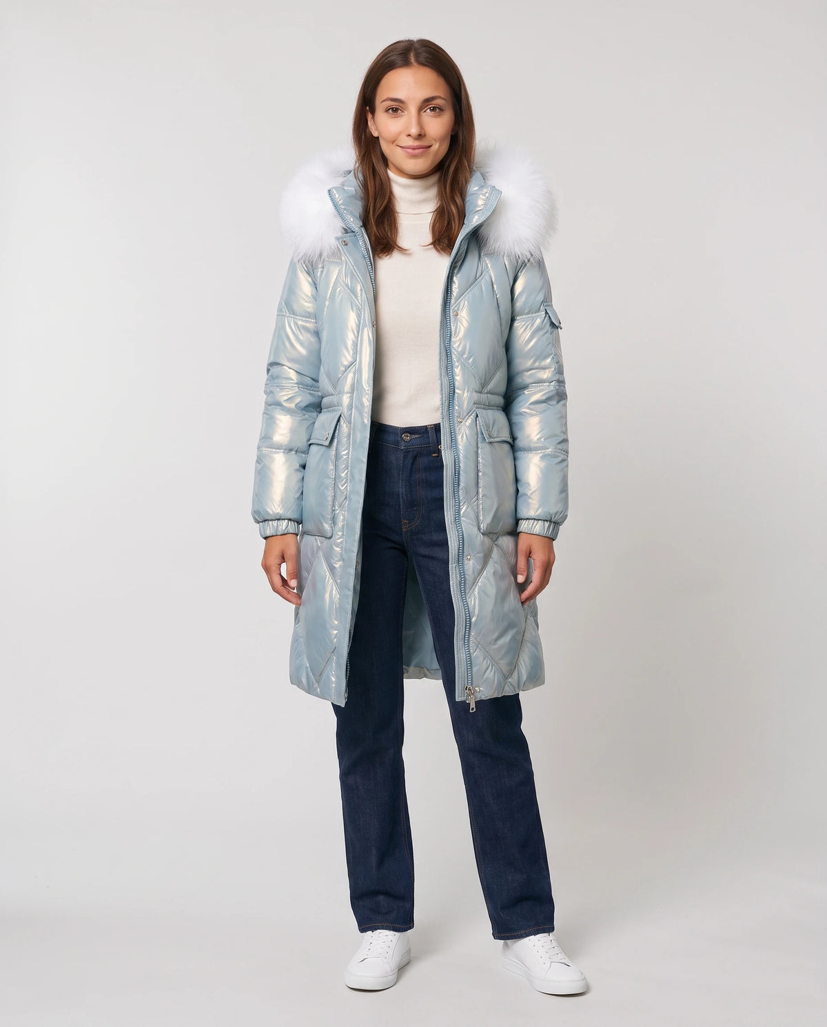 Parka mi-longue brillante à capuche fausse fourrure Vanessa en Bleu Ciel, vue de face en pied, zippée
