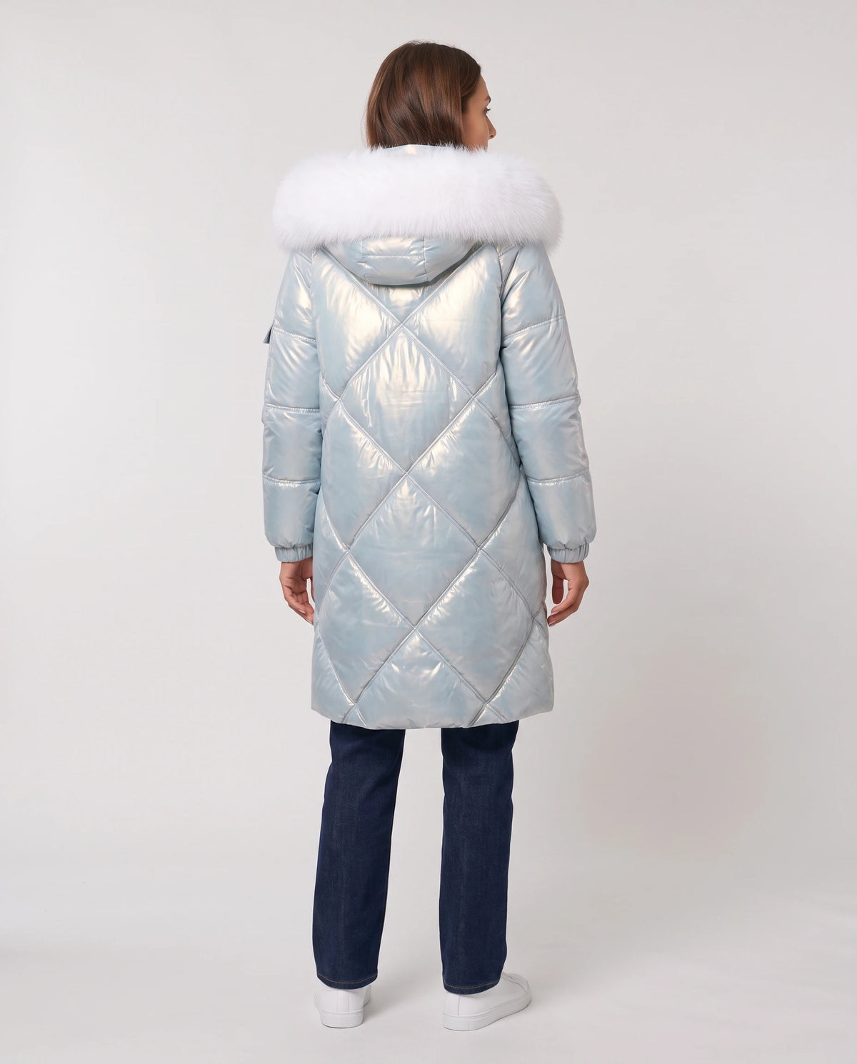 Parka mi-longue brillante à capuche fausse fourrure Vanessa en Bleu Ciel, vue de dos, capuche reposant sur le dos