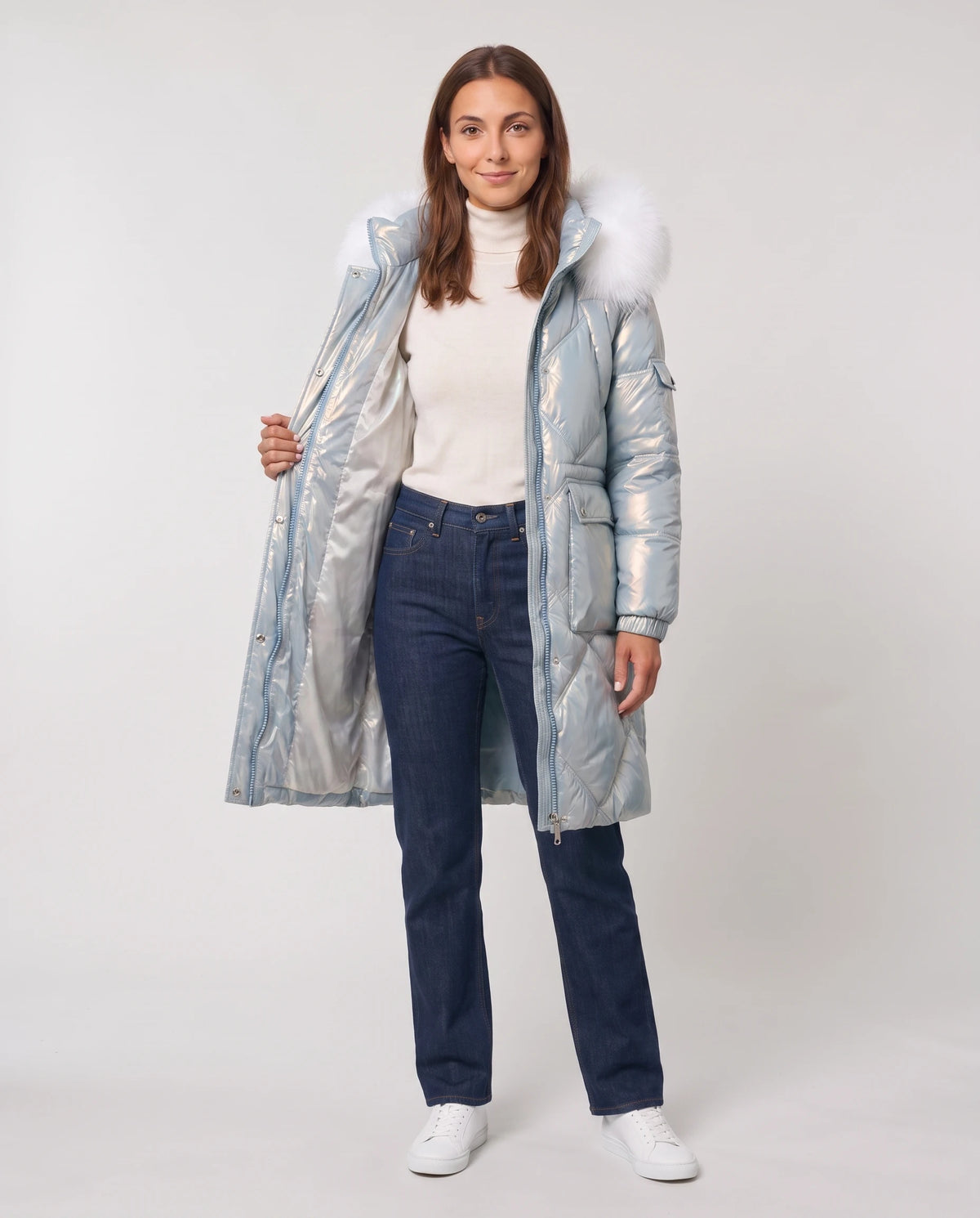 Parka mi-longue brillante à capuche fausse fourrure Vanessa en Bleu Ciel, portée ouverte sur un col roulé écru