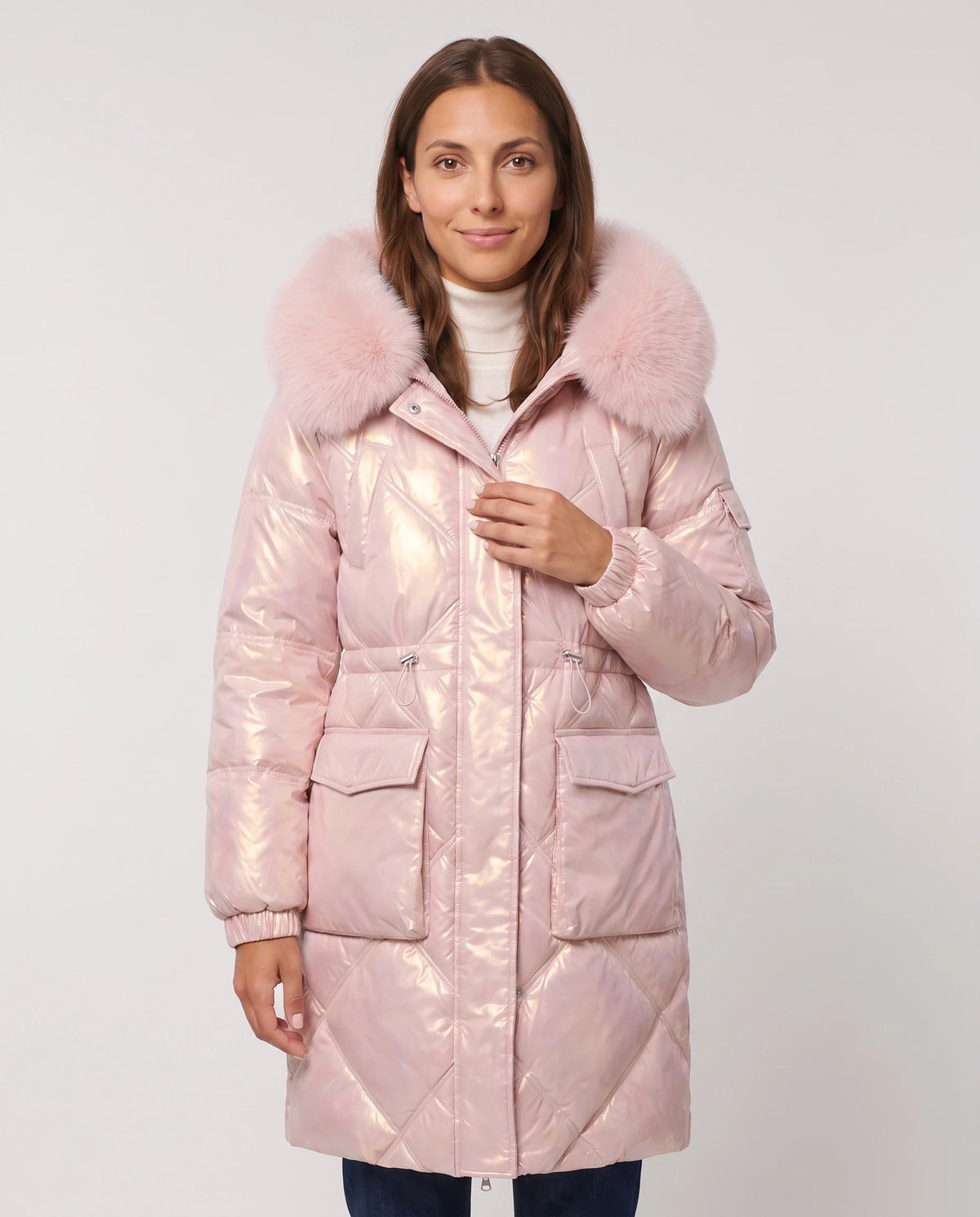 Parka mi-longue brillante à capuche fausse fourrure Vanessa en Rose, plan rapproché de face, zippée, capuche baissée