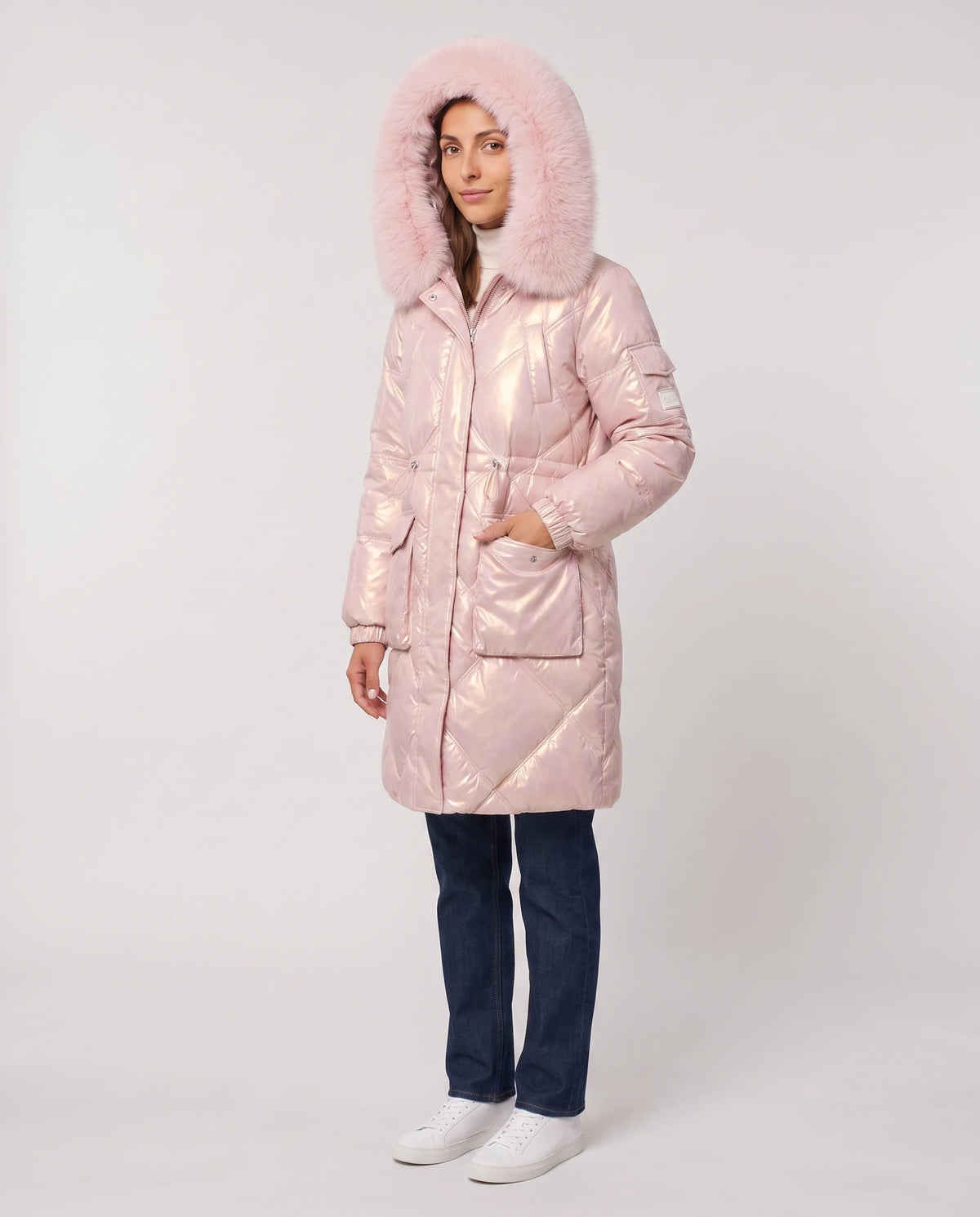 Parka mi-longue brillante à capuche fausse fourrure Vanessa en Rose, vue de trois quarts, capuche fausse fourrure relevée