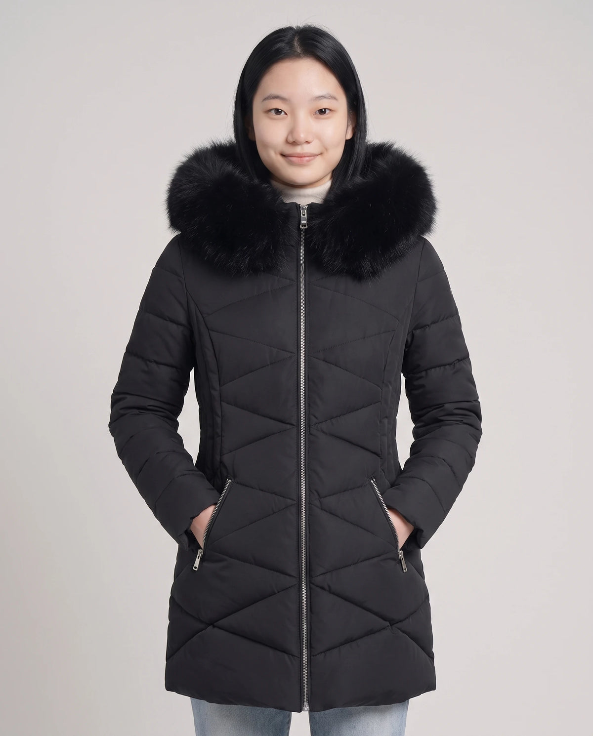 Parka mi-longue cintrée à capuche fausse fourrure Paola en Noir, plan rapproché de face, zippée, capuche baissée