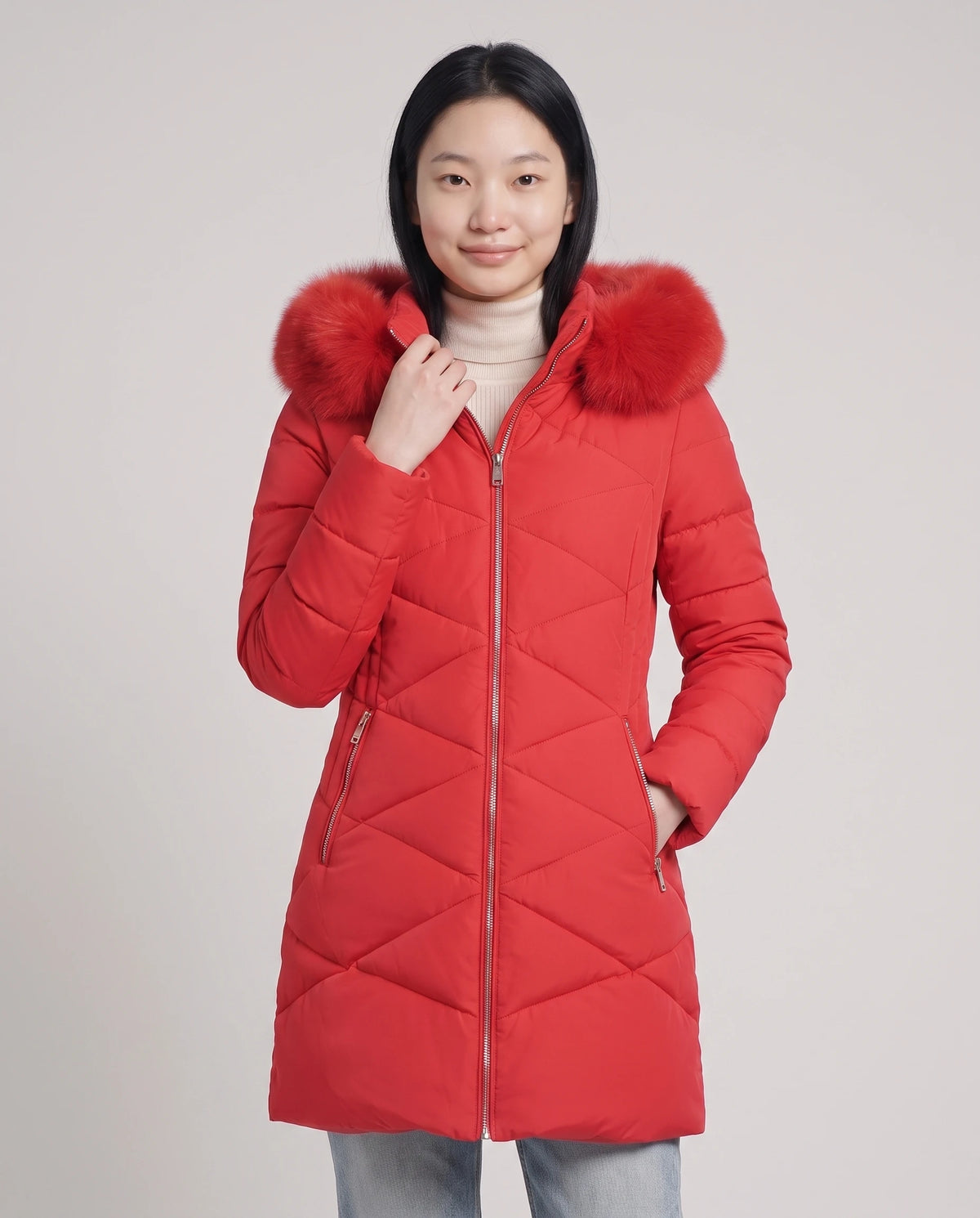 Parka mi-longue cintrée à capuche fausse fourrure Paola en Rouge, plan rapproché de face, zippée, capuche baissée