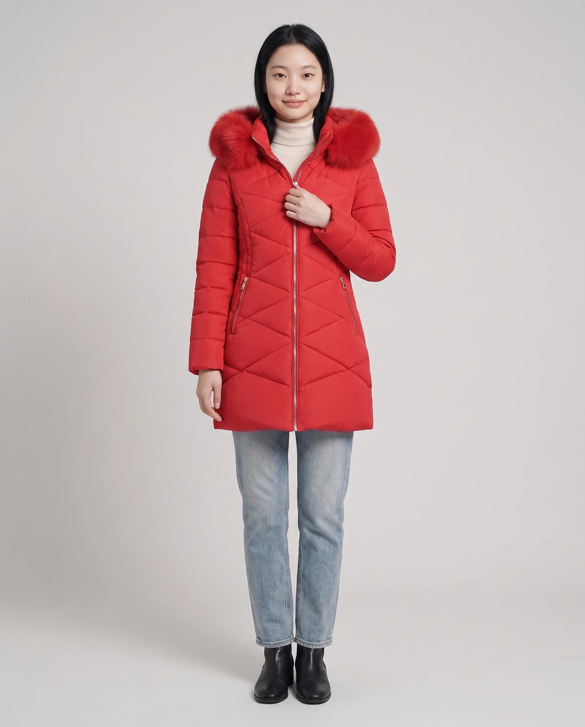 Parka mi-longue cintrée à capuche fausse fourrure Paola en Rouge, vue de face en pied, zippée