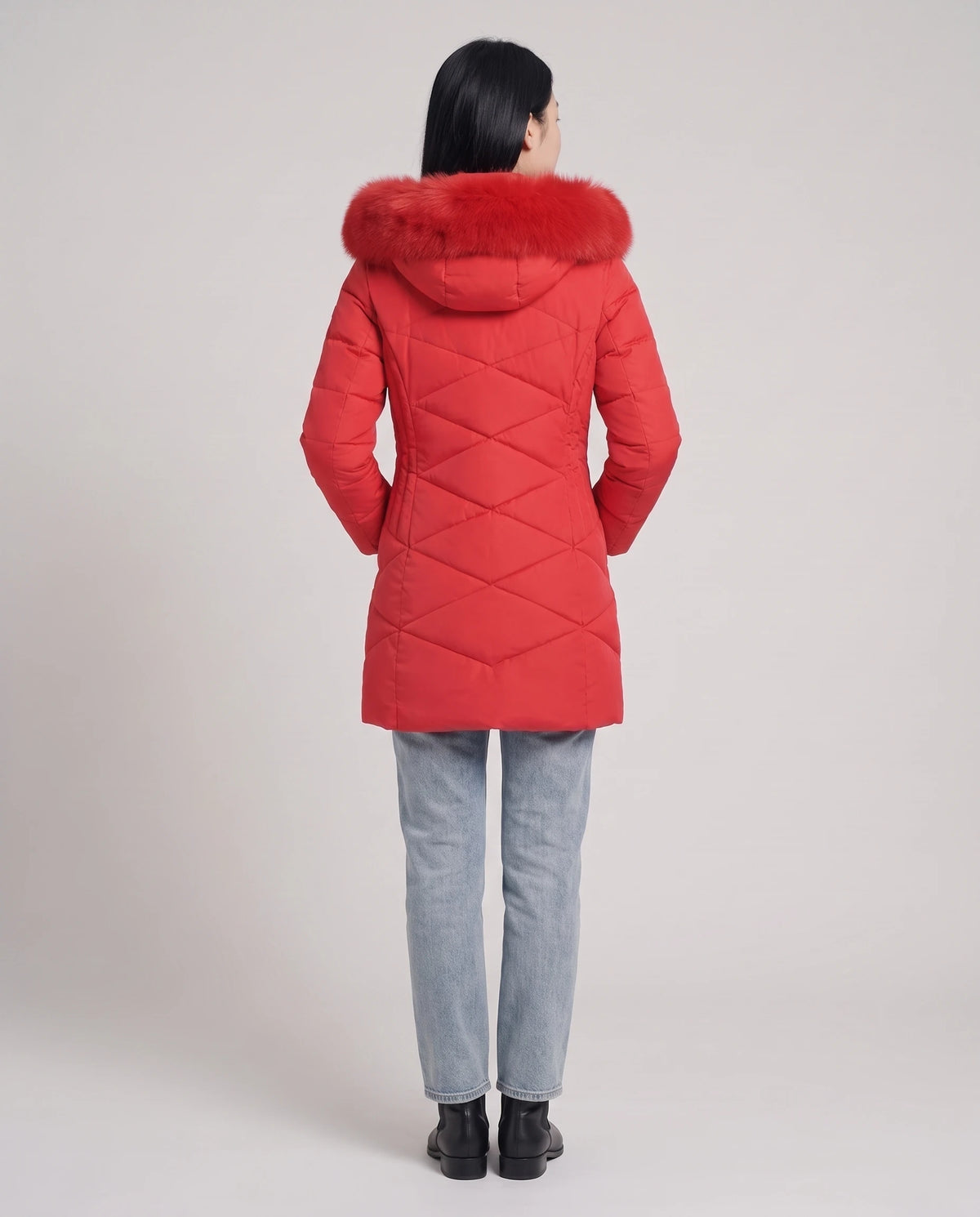 Parka mi-longue cintrée à capuche fausse fourrure Paola en Rouge, vue de dos, capuche reposant sur le dos