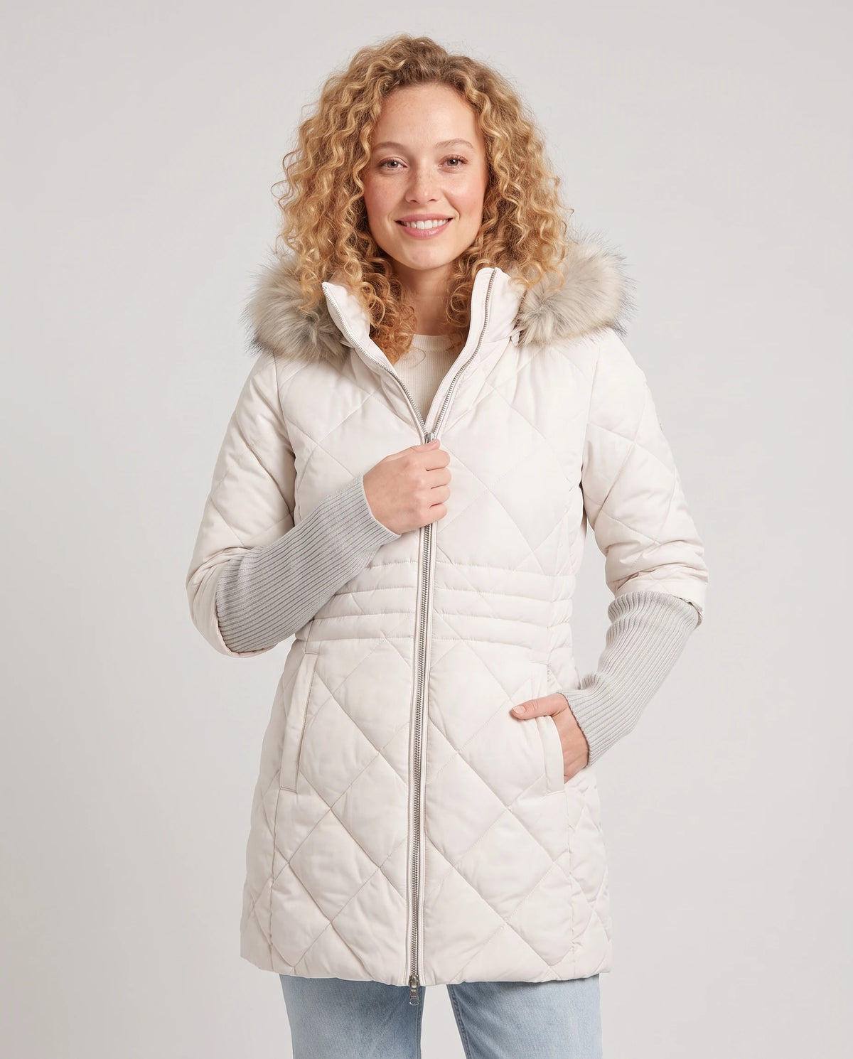 Parka mi-longue matelassée à manches tricot Ava en Blanc, plan rapproché de face, zippée, capuche baissée
