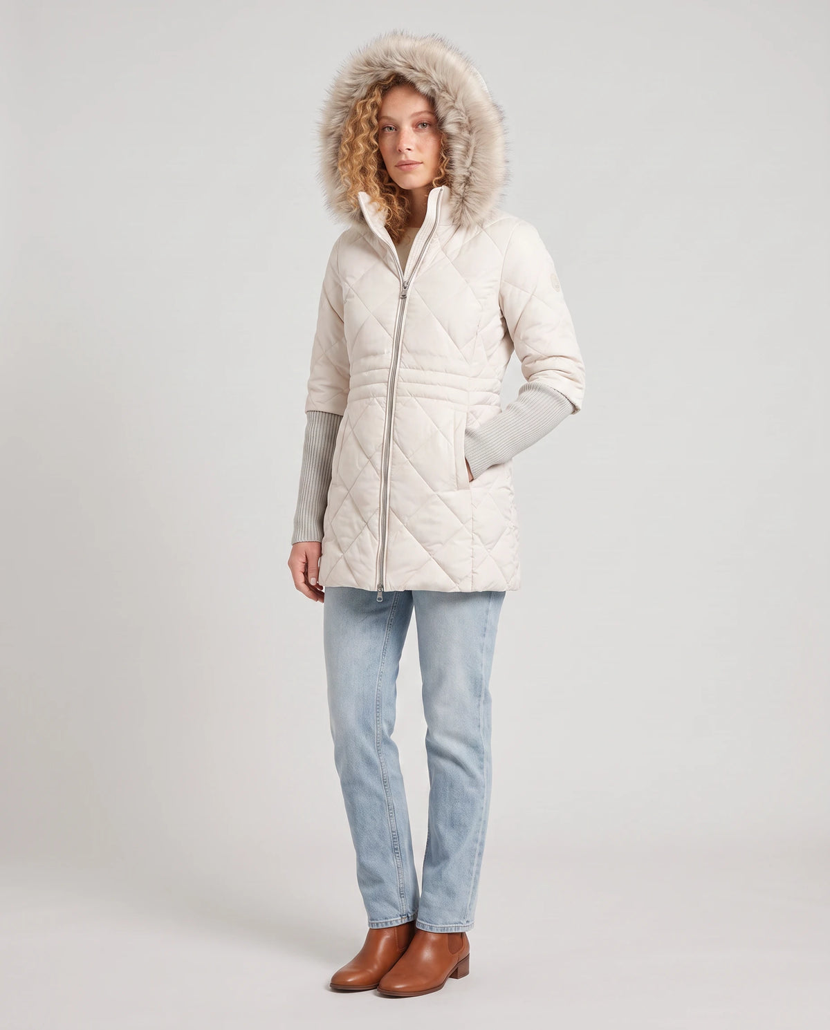 Parka mi-longue matelassée à manches tricot Ava en Blanc, vue de trois quarts, capuche fausse fourrure relevée