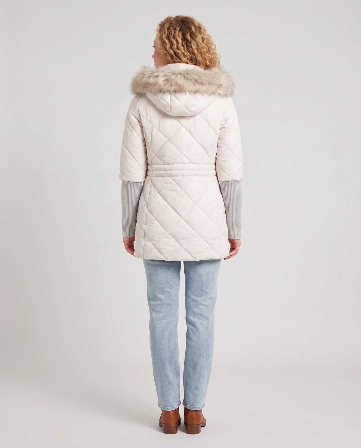 Parka mi-longue matelassée à manches tricot Ava en Blanc, vue de dos, capuche reposant sur le dos