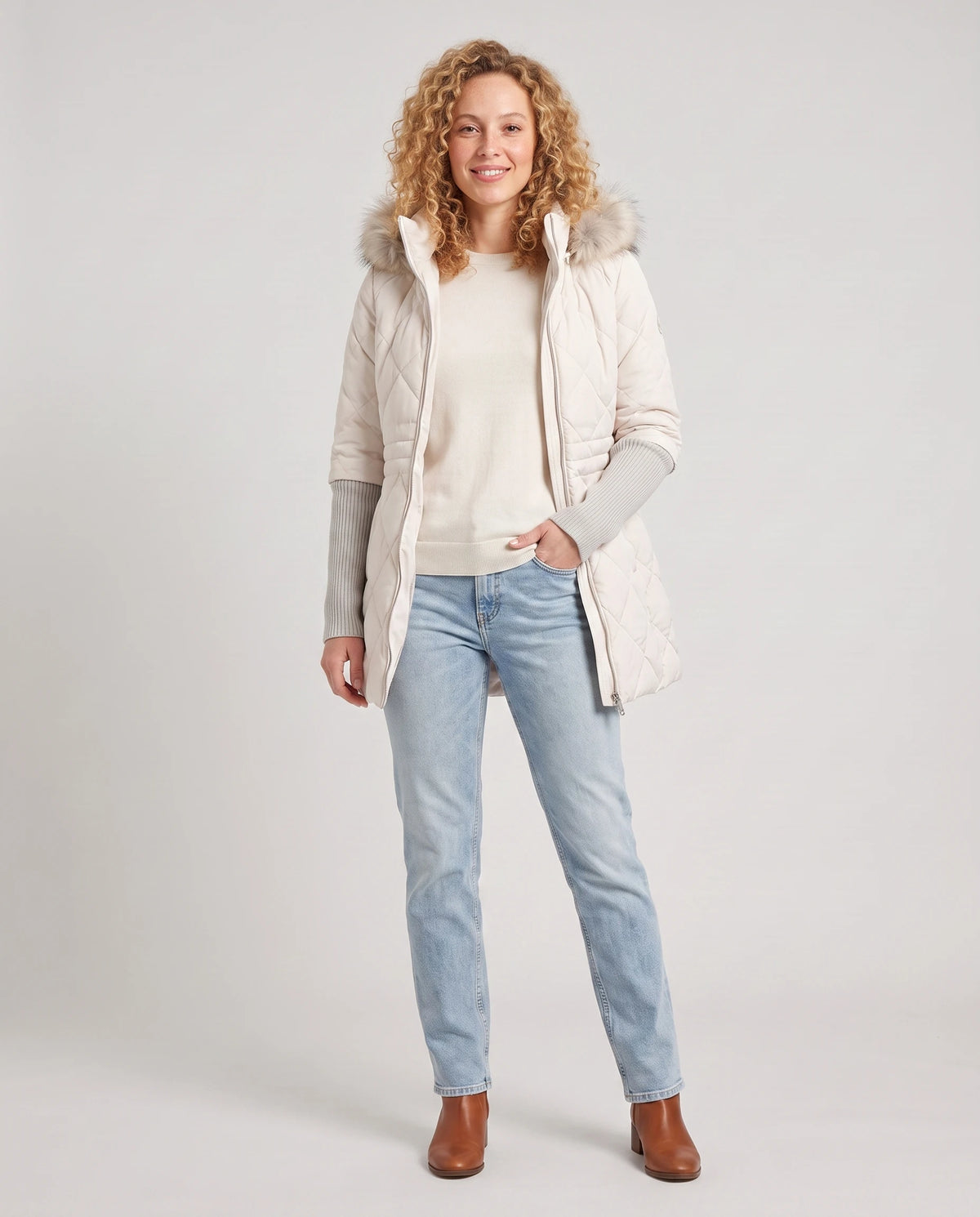 Parka mi-longue matelassée à manches tricot Ava en Blanc, portée ouverte sur un pull écru
