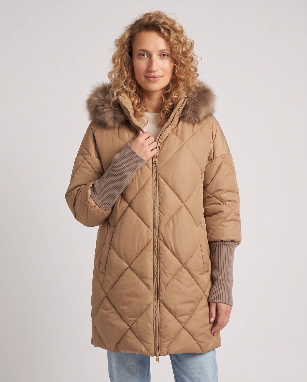 Parka mi-longue matelassée à manches tricot Ava en Camel, plan rapproché de face, zippée, capuche baissée