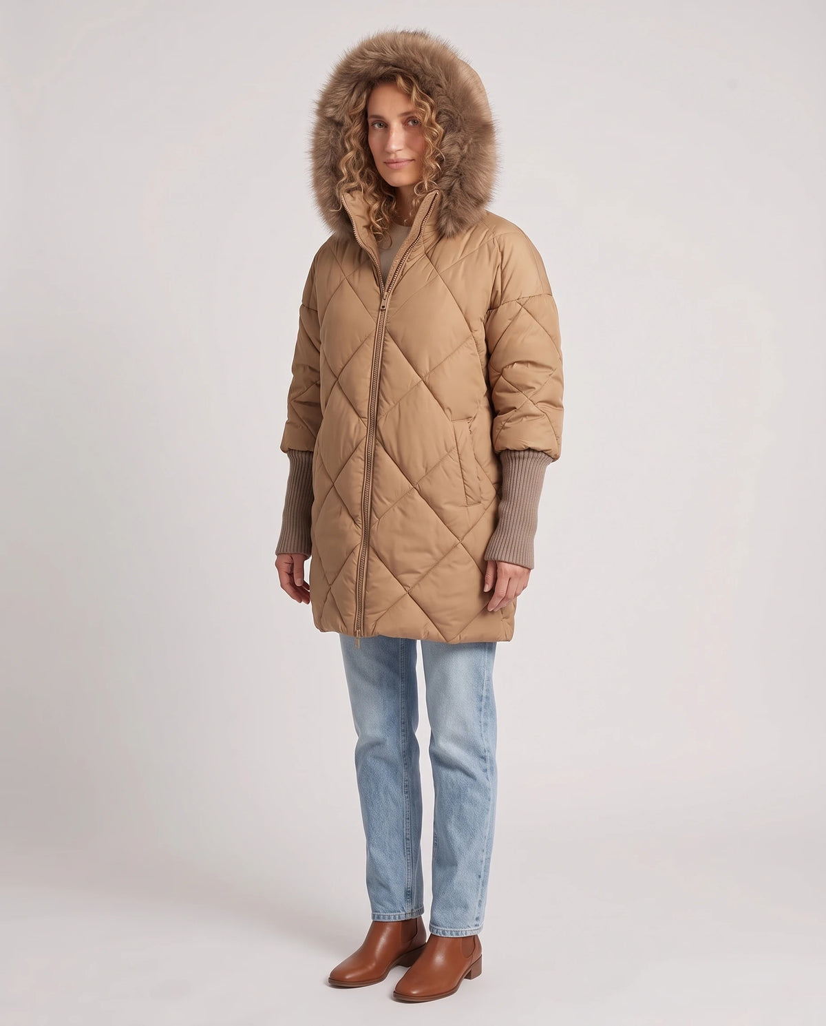 Parka mi-longue matelassée à manches tricot Ava en Camel, vue de trois quarts, capuche fausse fourrure relevée
