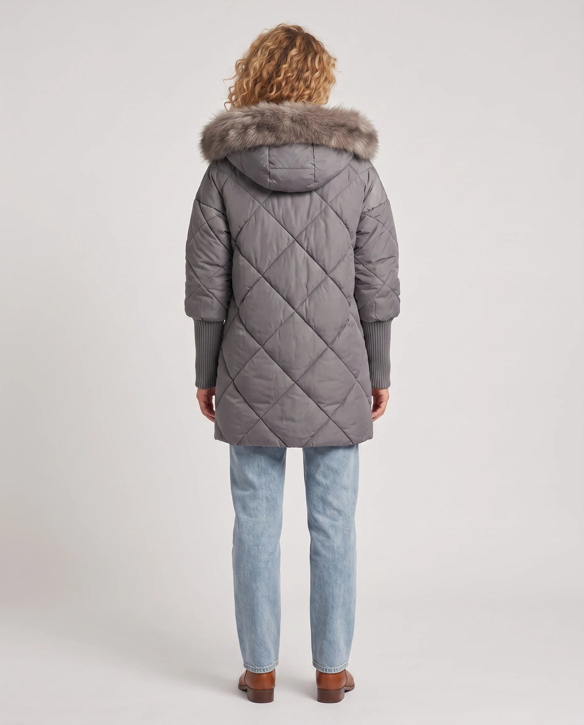 Parka mi-longue matelassée à manches tricot Ava en Gris, vue de dos, capuche reposant sur le dos