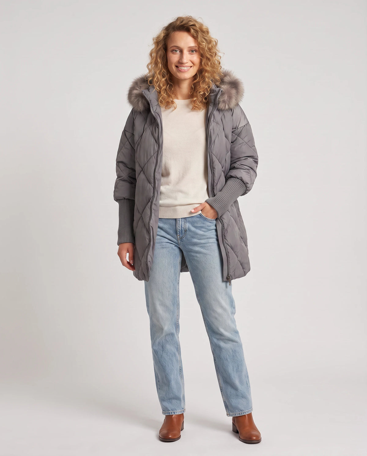 Parka mi-longue matelassée à manches tricot Ava en Gris, portée ouverte sur un pull écru