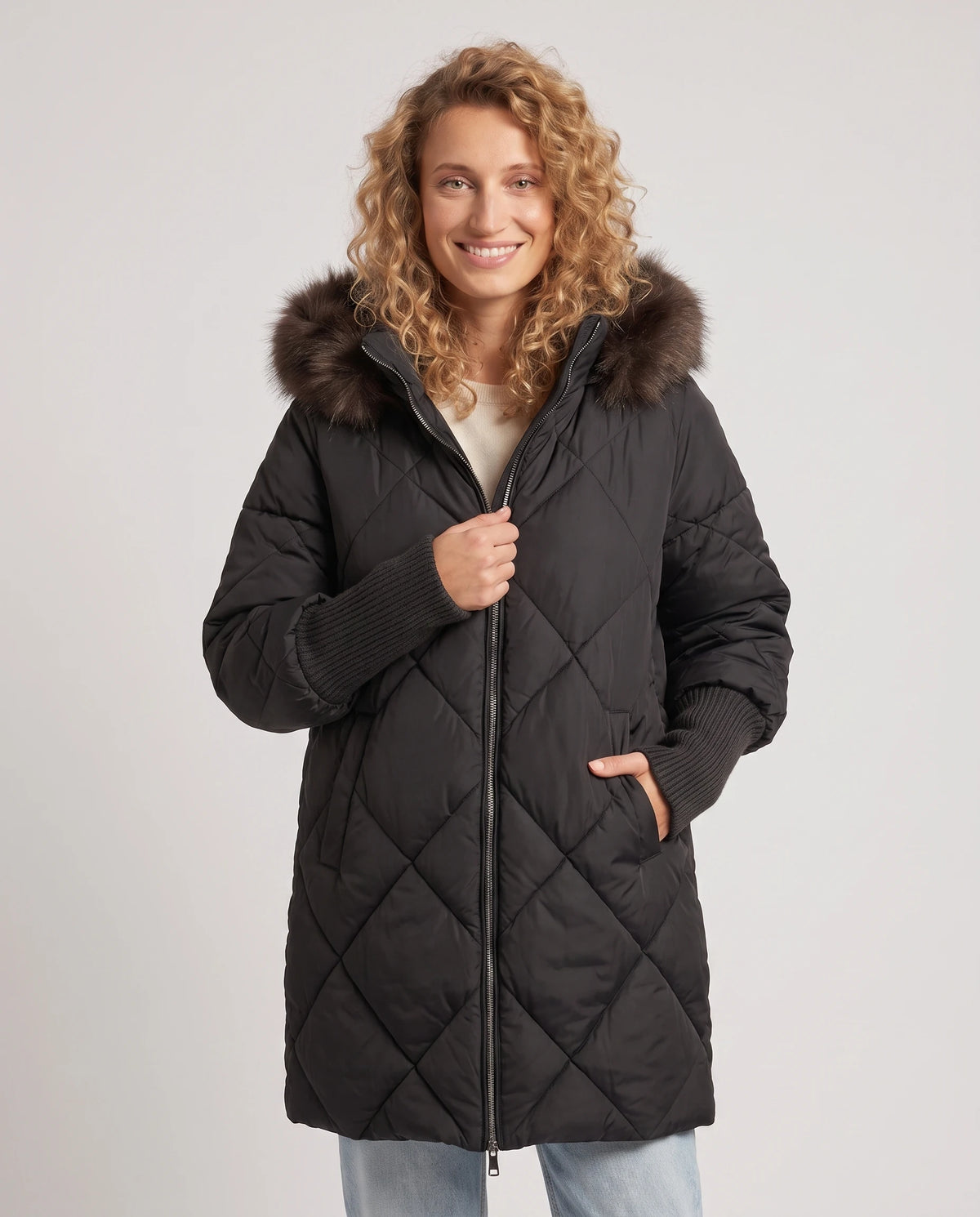 Parka mi-longue matelassée à manches tricot Ava en Noir, plan rapproché de face, zippée, capuche baissée