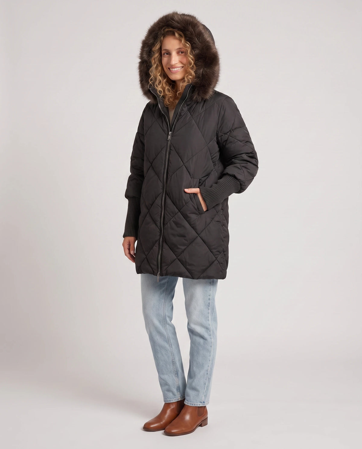 Parka mi-longue matelassée à manches tricot Ava en Noir, vue de trois quarts, capuche fausse fourrure relevée