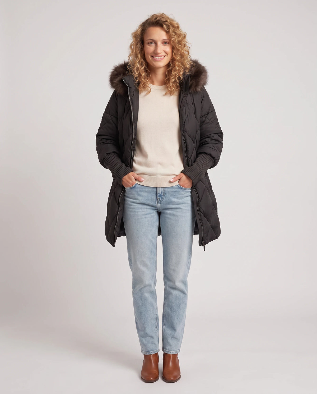 Parka mi-longue matelassée à manches tricot Ava en Noir, portée ouverte sur un pull écru
