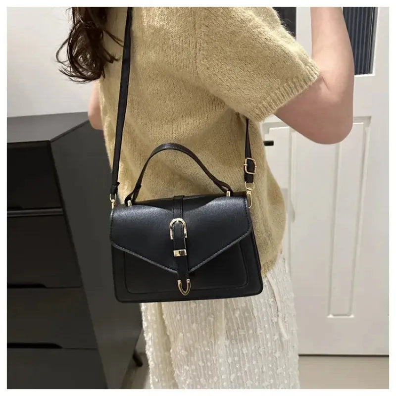 Petit sac à main bandoulière à rabat aux finitions doré Isaline