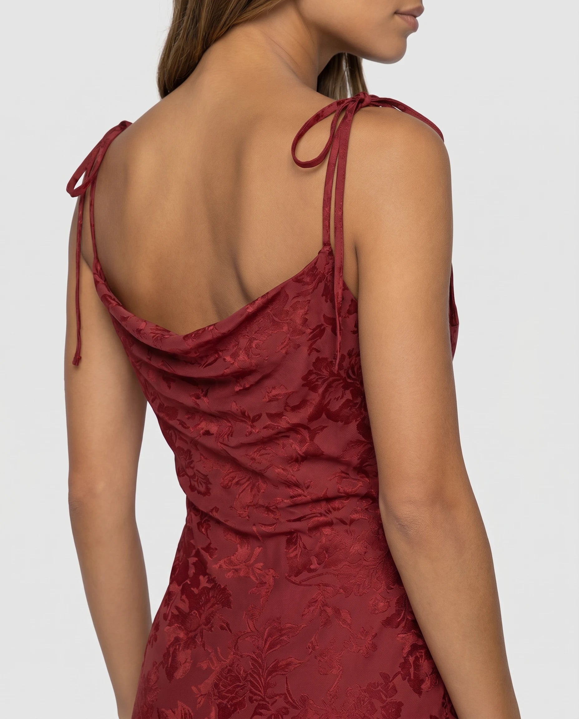 Détail cowl neck rouge bretelles nouées