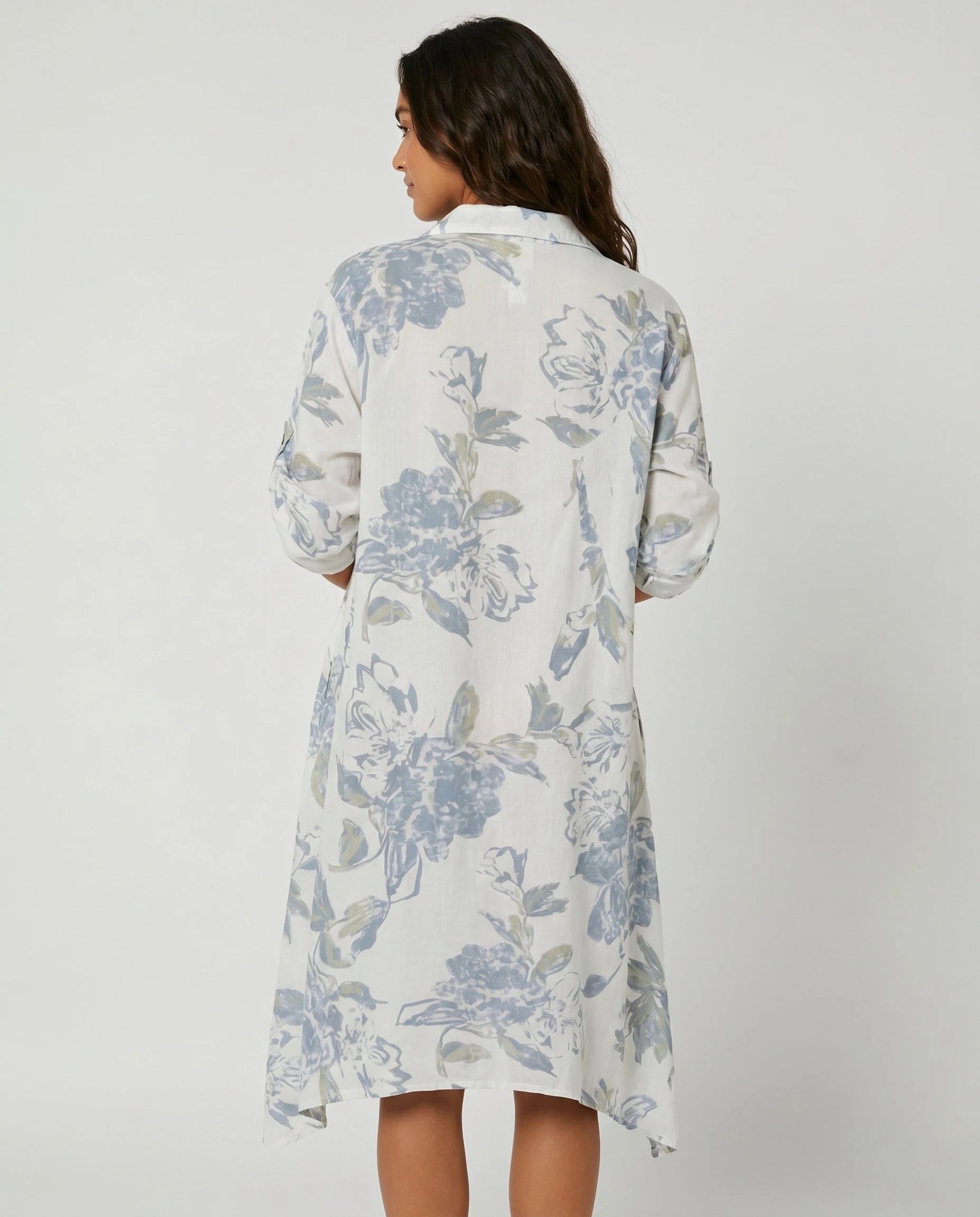 Robe chemise en lin à fleurs Manon, vue de dos studio