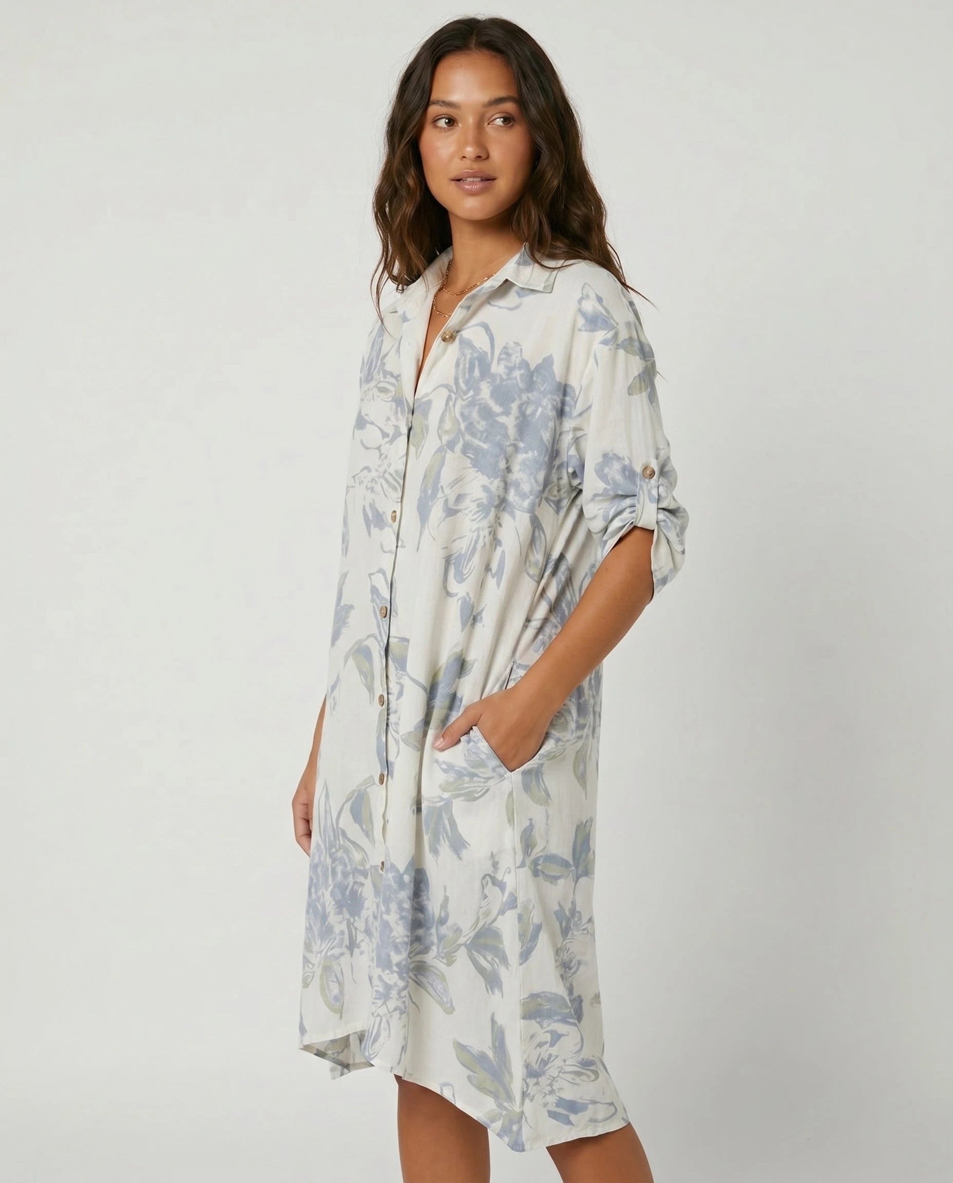 Robe chemise en lin à fleurs Manon, vue trois-quarts studio