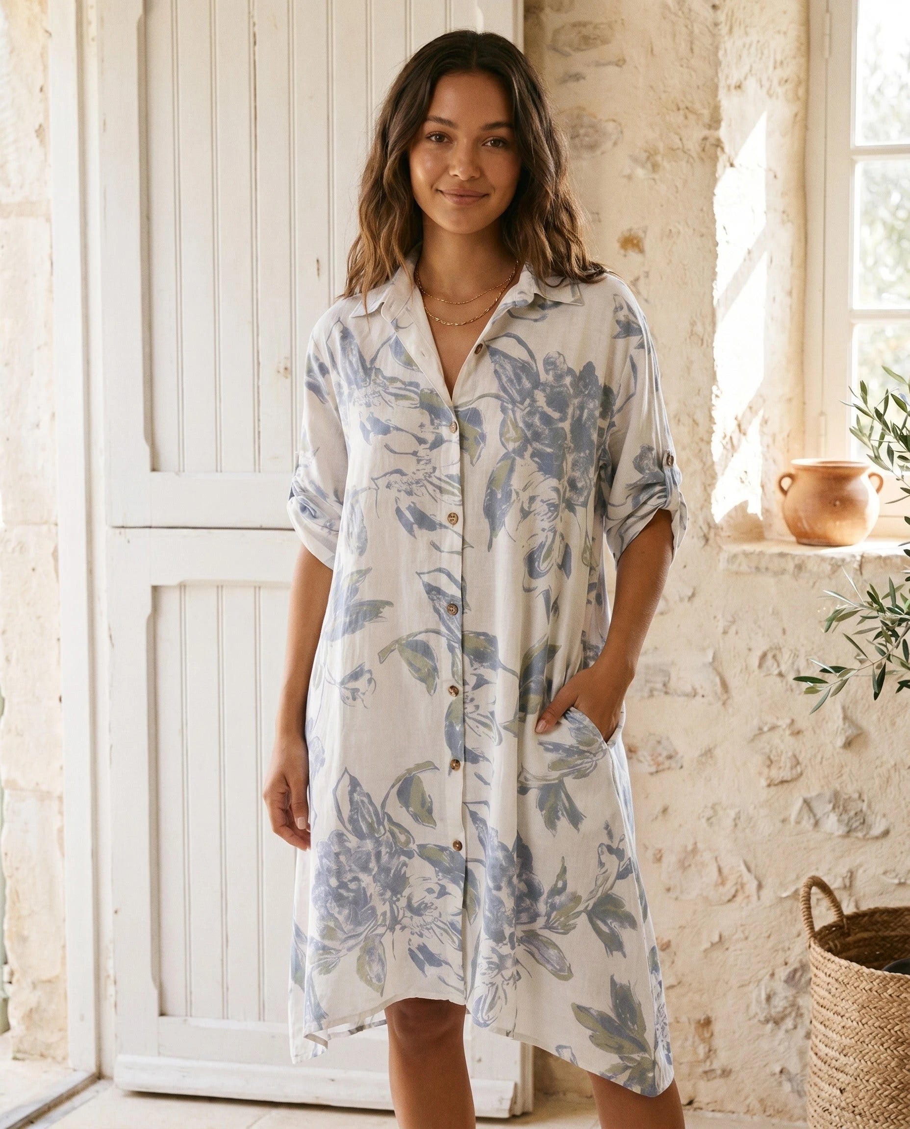 Robe chemise en lin Manon portée dans une maison méditerranéenne en pierre
