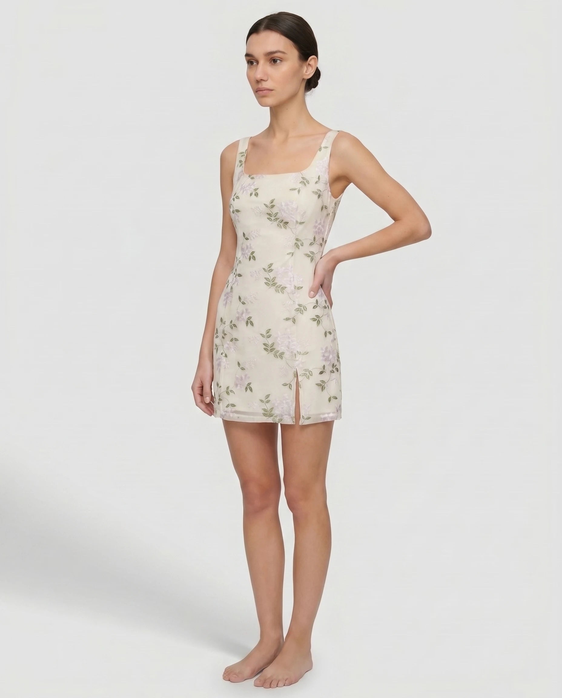 Robe courte beige brodée Mirabelle portée en 3/4 en studio
