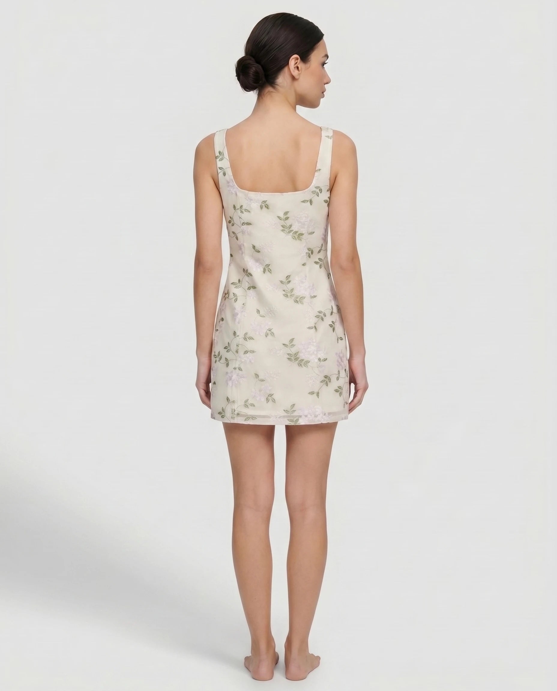 Robe courte beige brodée Mirabelle portée de dos en studio