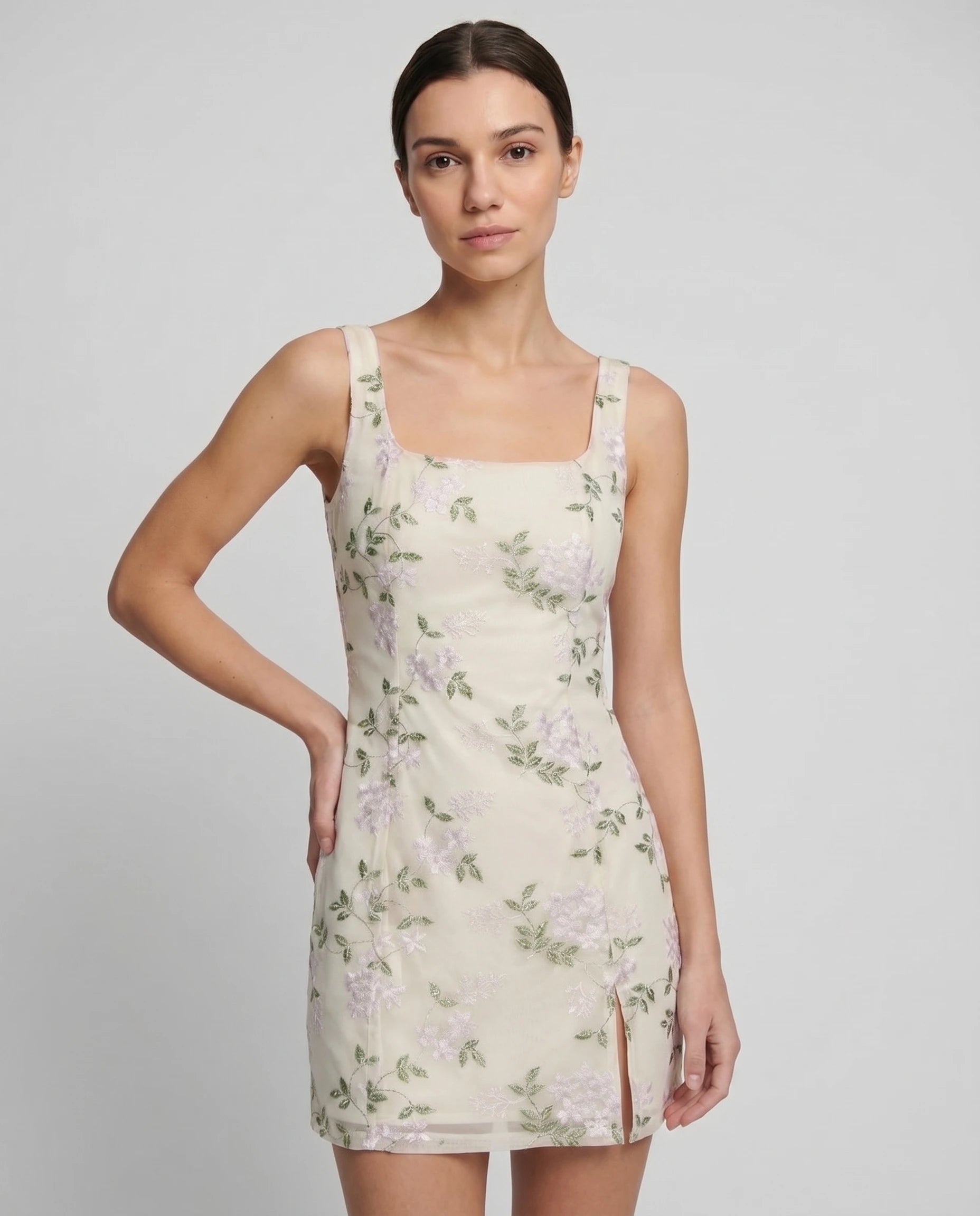 Détail broderie florale de la robe courte beige Mirabelle