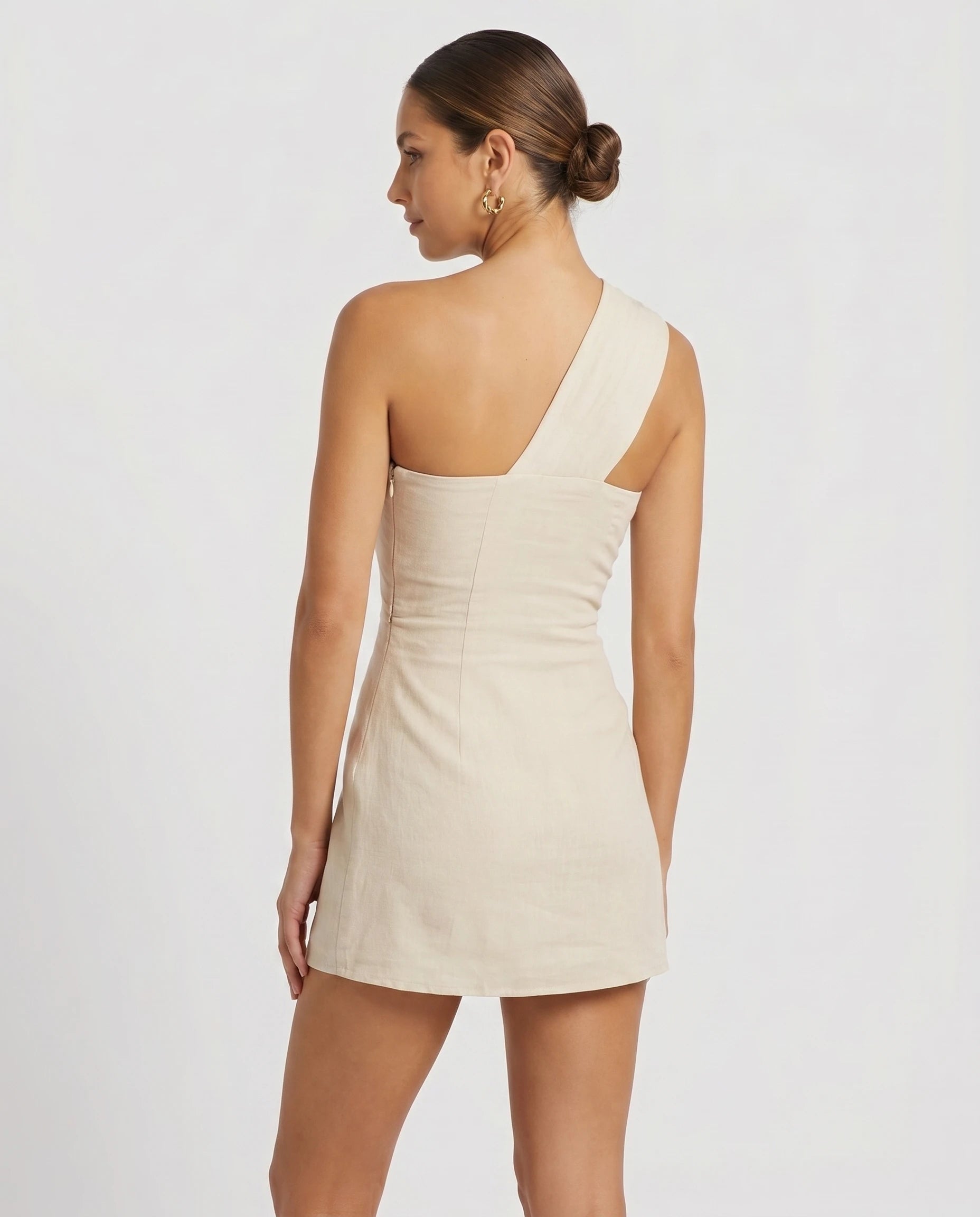 Robe courte beige une épaule, vue de dos — Anaïs