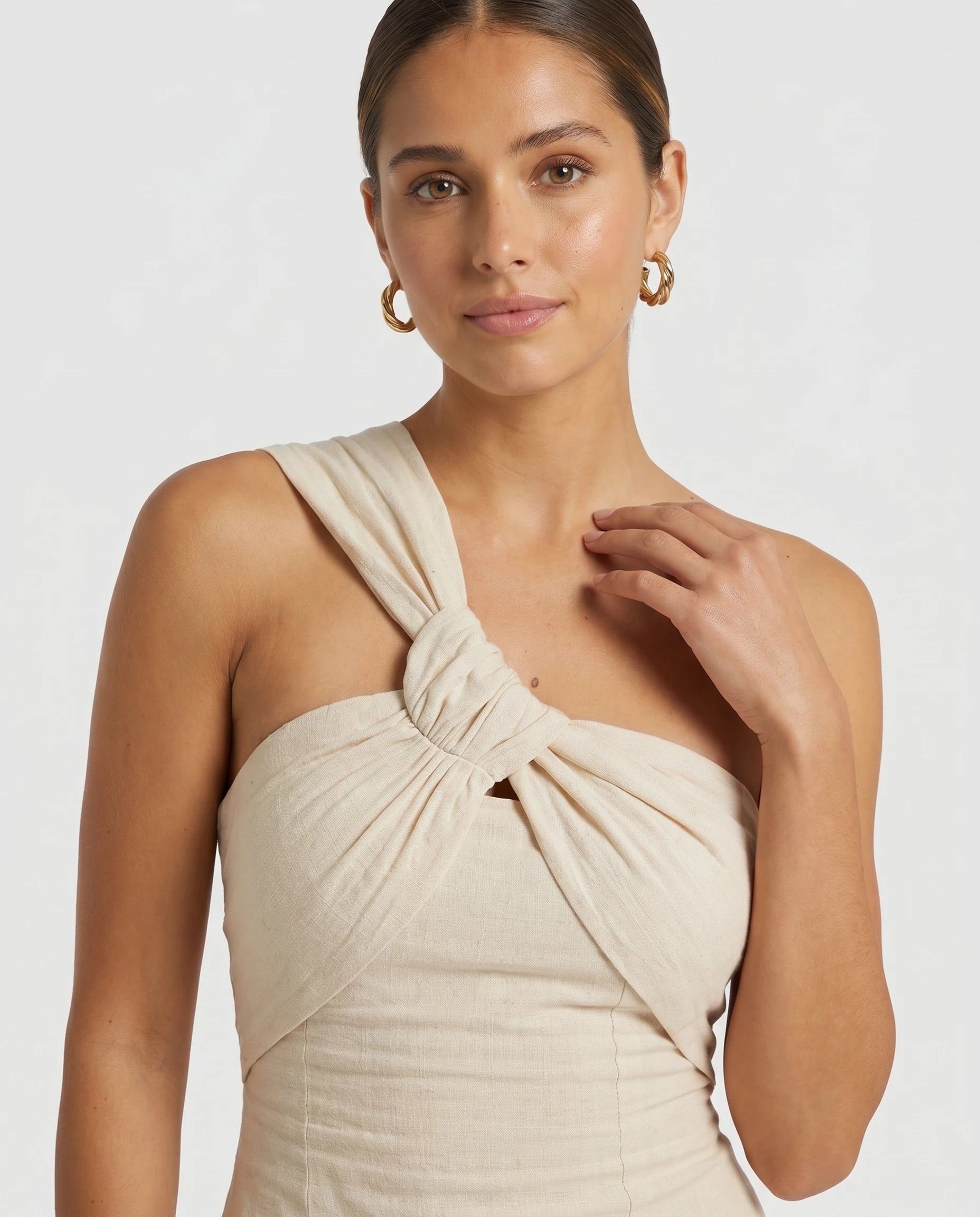 Détail du drapé torsadé noué à l'épaule — robe courte beige Anaïs