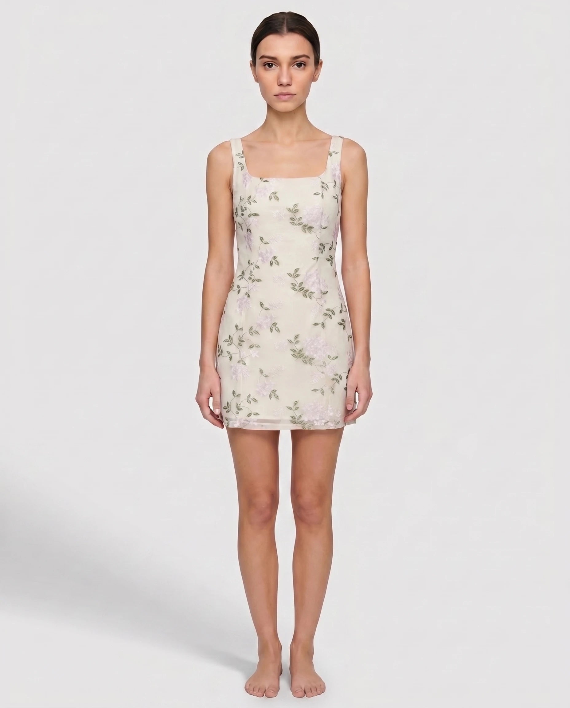 Robe courte beige brodée Mirabelle portée de face, mini robe d'été à col carré et broderie florale