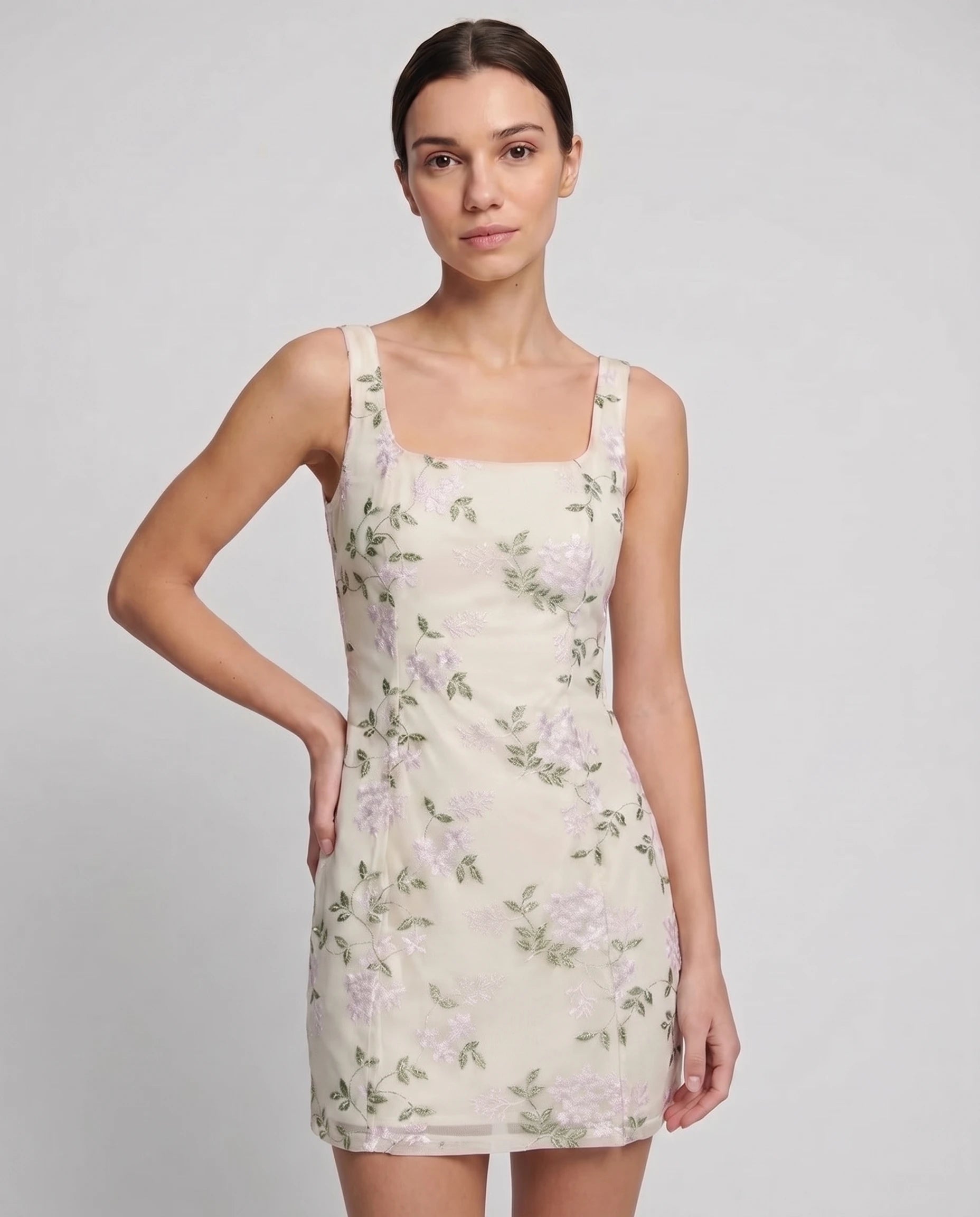 Détail de la broderie florale lilas et vert tendre de la robe courte beige Mirabelle