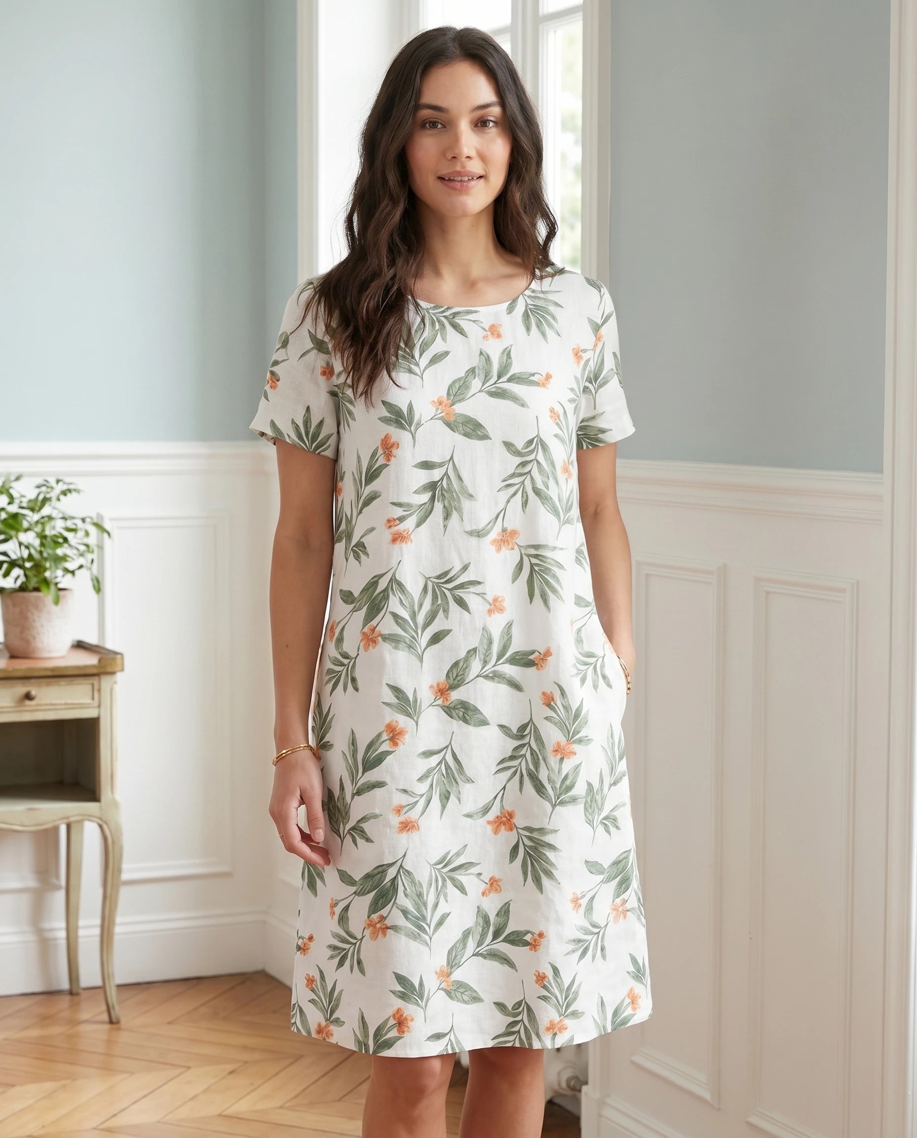 Robe courte imprimé botanique — coloris Blanc Vert — porté en intérieur