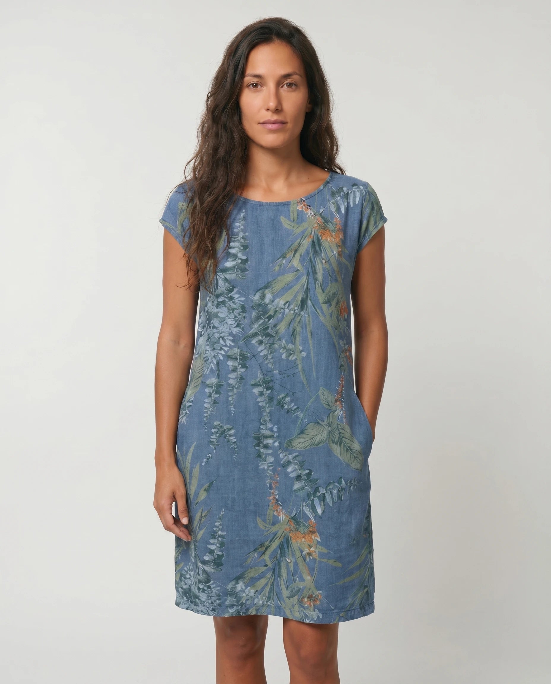 Robe courte imprimé botanique — coloris Bleu — plein pied studio