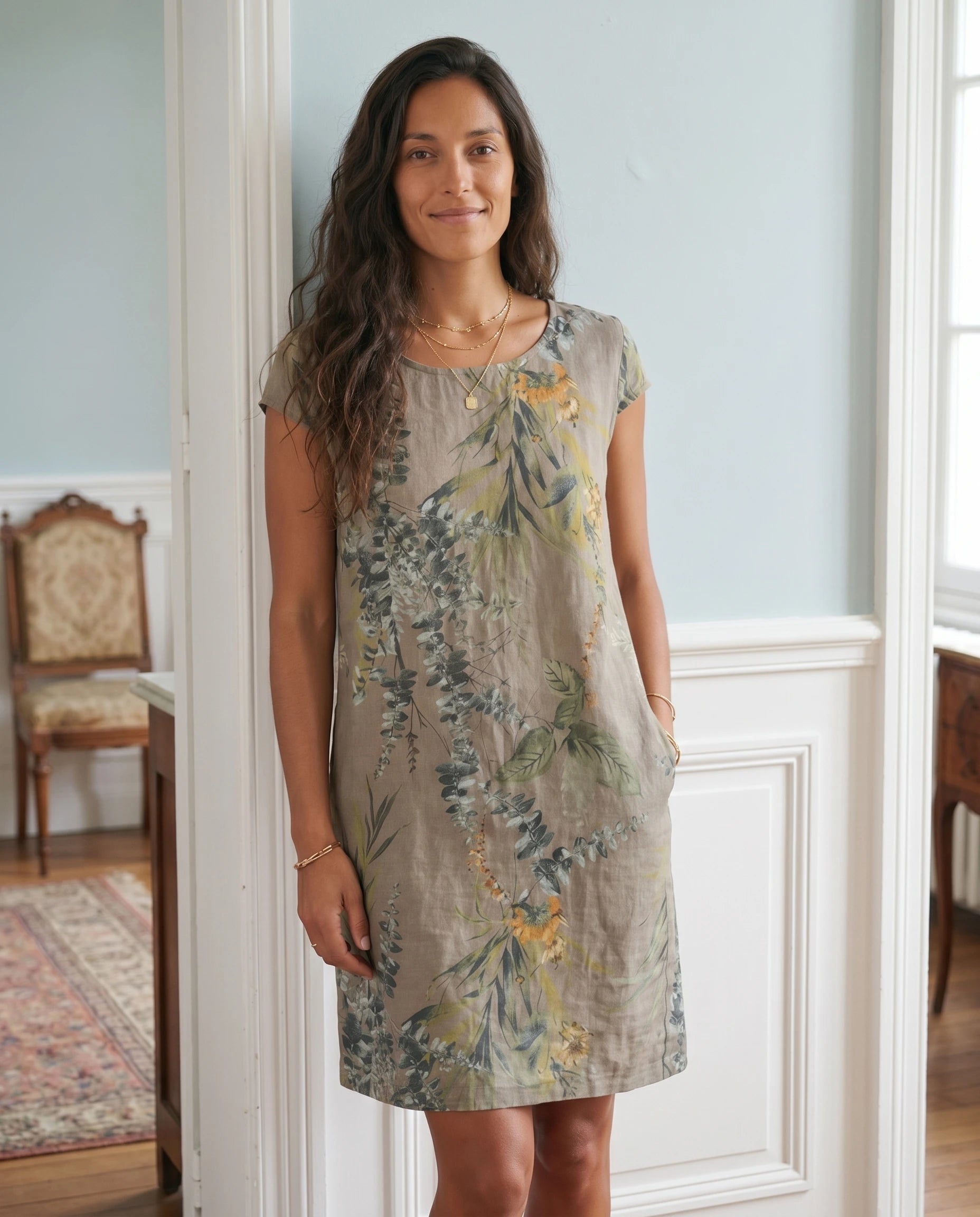 Robe courte imprimé botanique — coloris Kaki — porté en intérieur