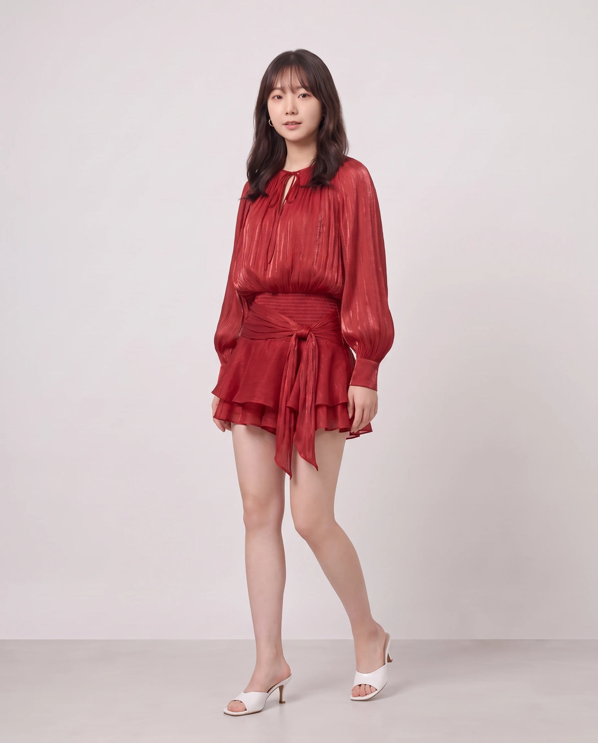 Robe courte tunique en mousseline à manches ballon Louna en Rouge profond, vue de trois quarts