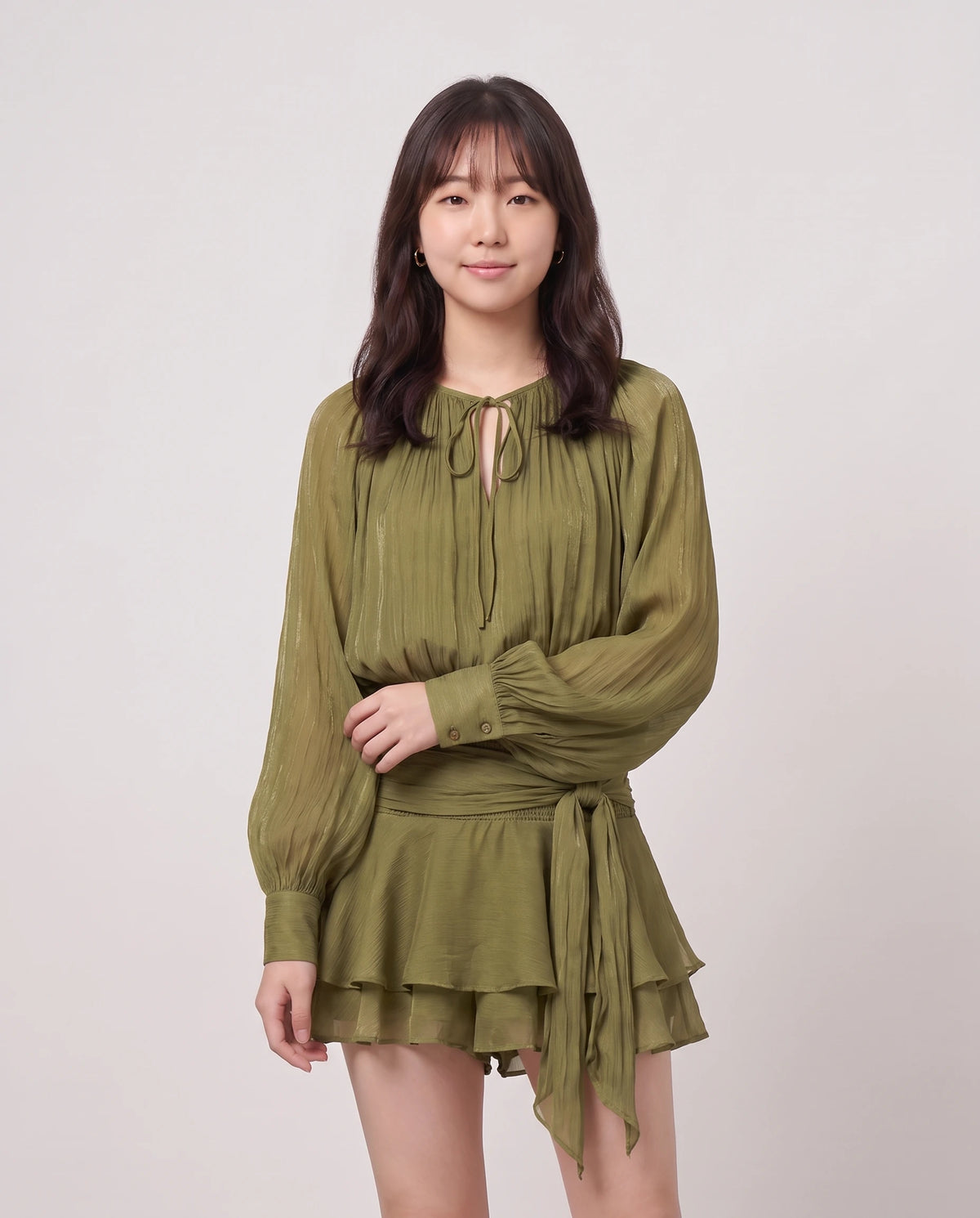 Robe courte tunique en mousseline à manches ballon Louna en Vert Olive, plan rapproché